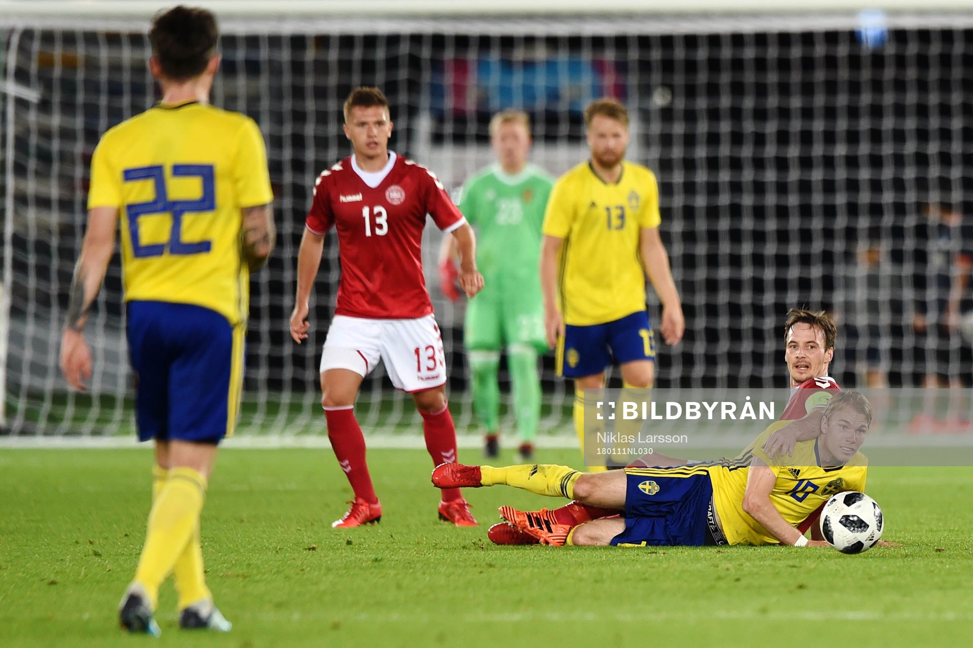 Danmarks Lasse Nielsen och Sveriges Oscar Lewicki ligger ner