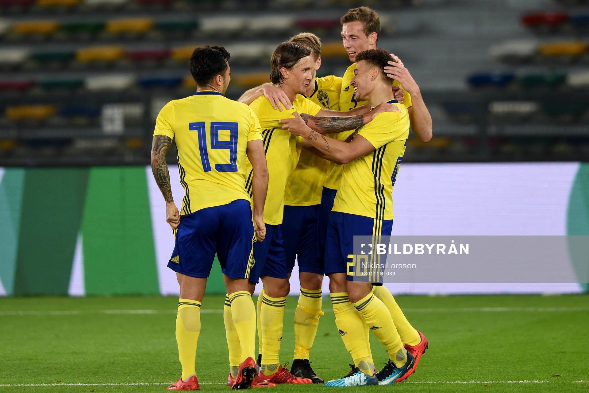 Sveriges Gustaf Nilsson jublar med Jiloan Hamad och Jordan Larsson efter 1-0-målet under en landskamp mellan Sverige och Danmark på det svenska fotbollslandslagets januariturné den 11 januari 2018 i Abu Dhabi.