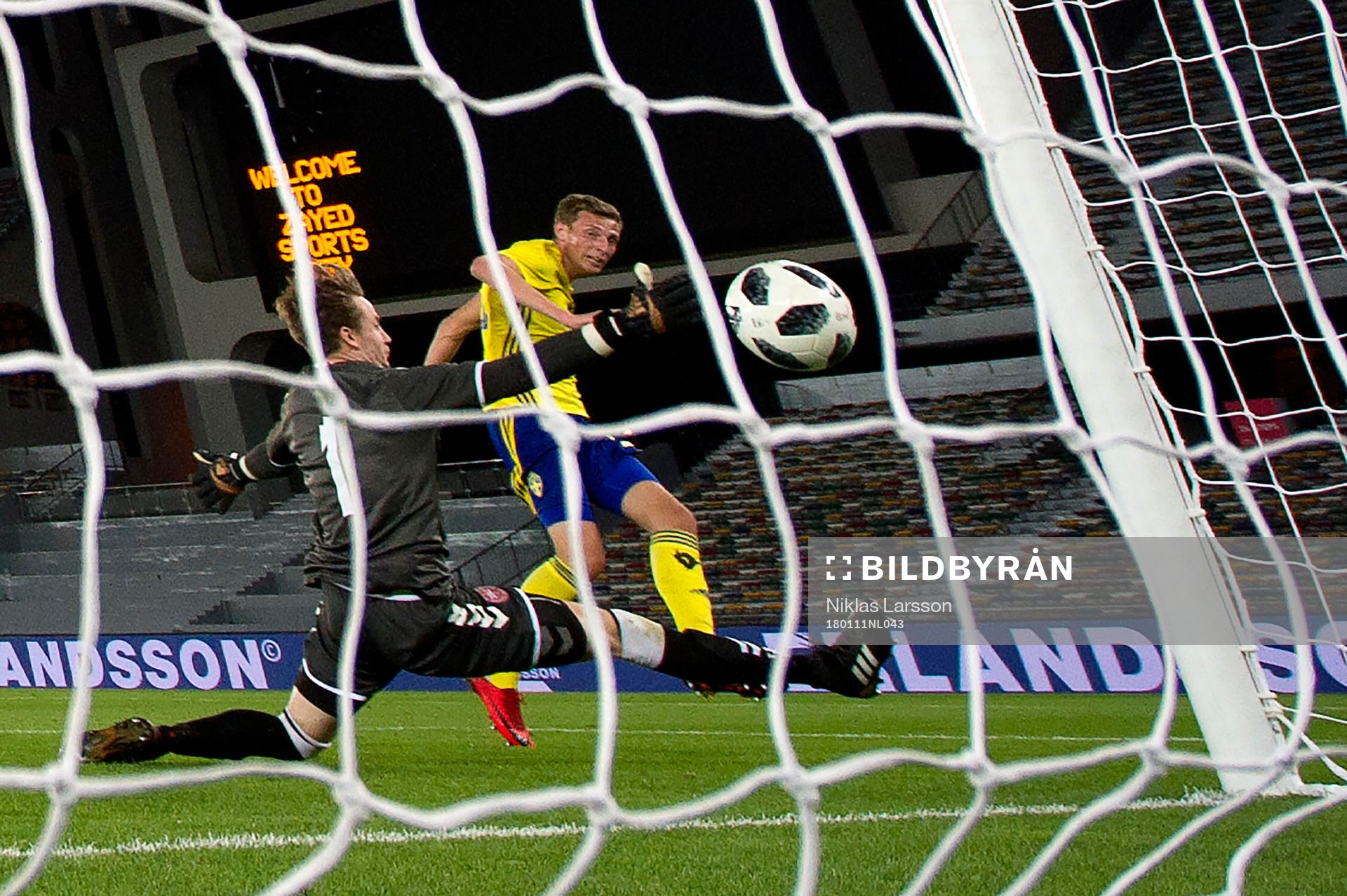 Sveriges Gustaf Nilsson gör 1-0 bakom Danmarks målvakt
