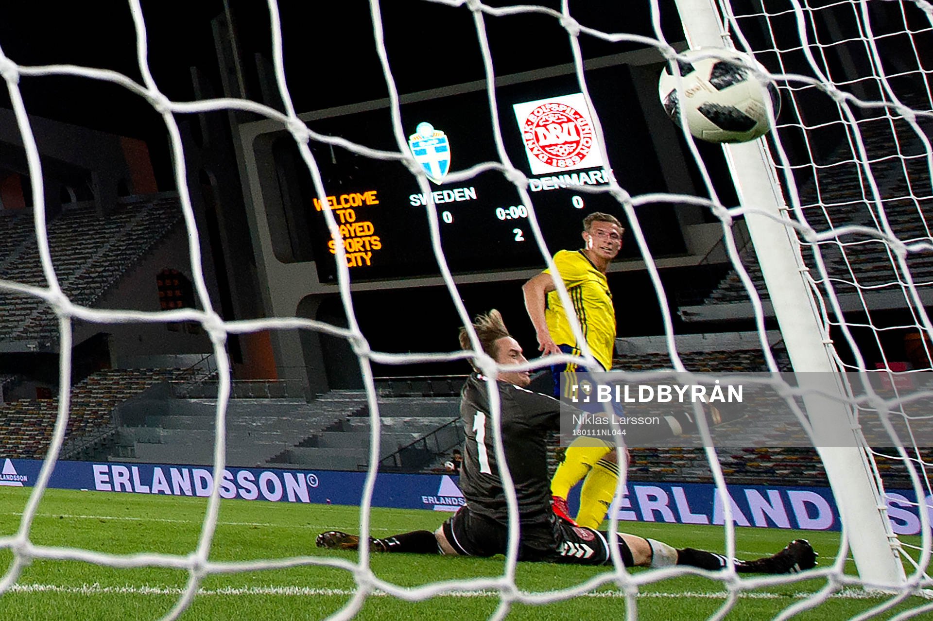 Sveriges Gustaf Nilsson gör 1-0 bakom Danmarks målvakt