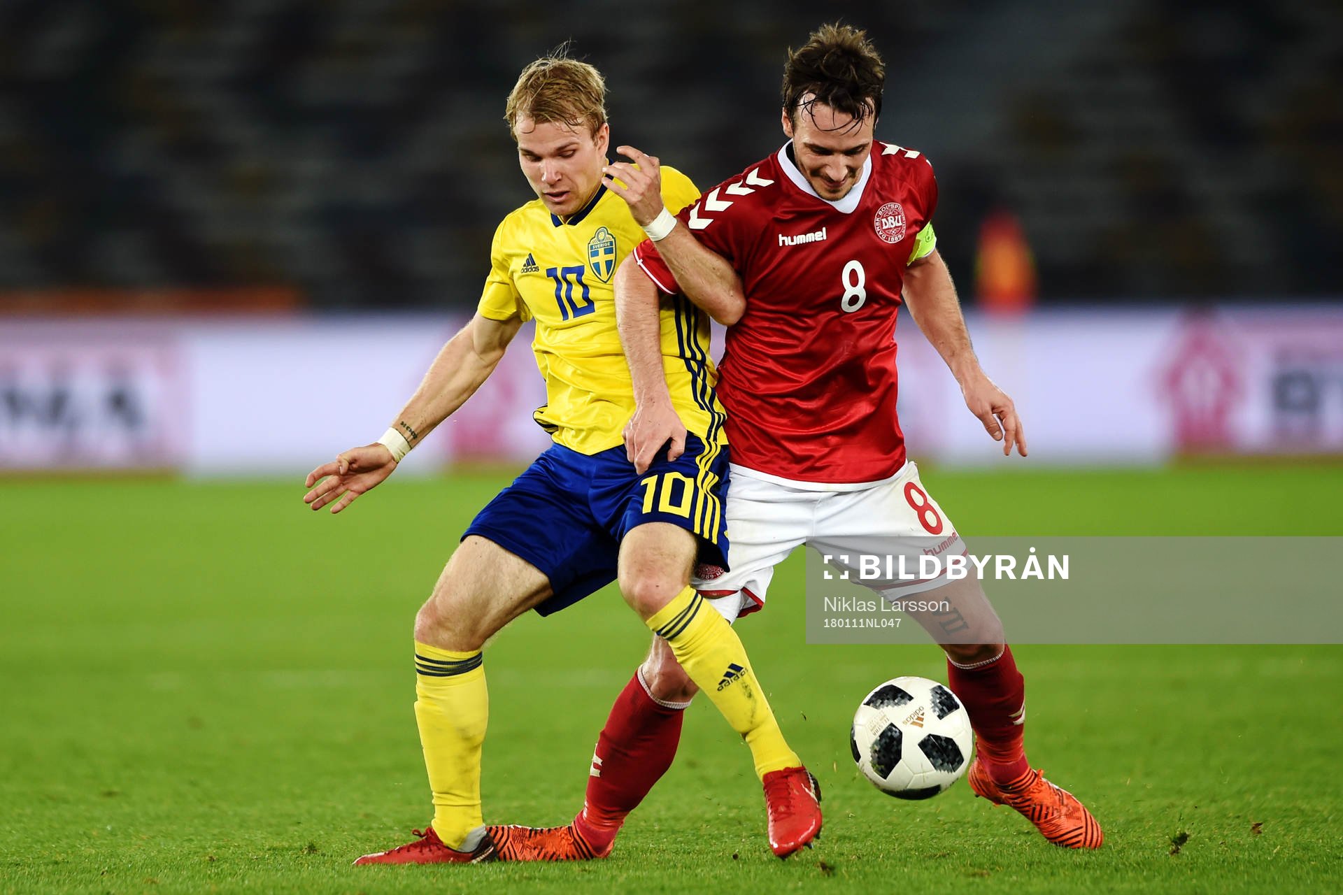 Sveriges Oscar Lewicki och Danmarks Mike Jensen i närkamp