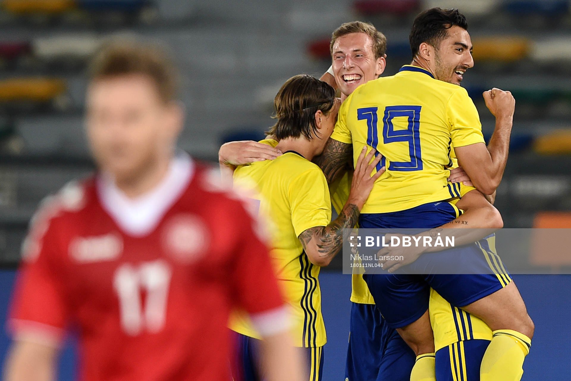 Sveriges Gustaf Nilsson jublar med Jiloan Hamad