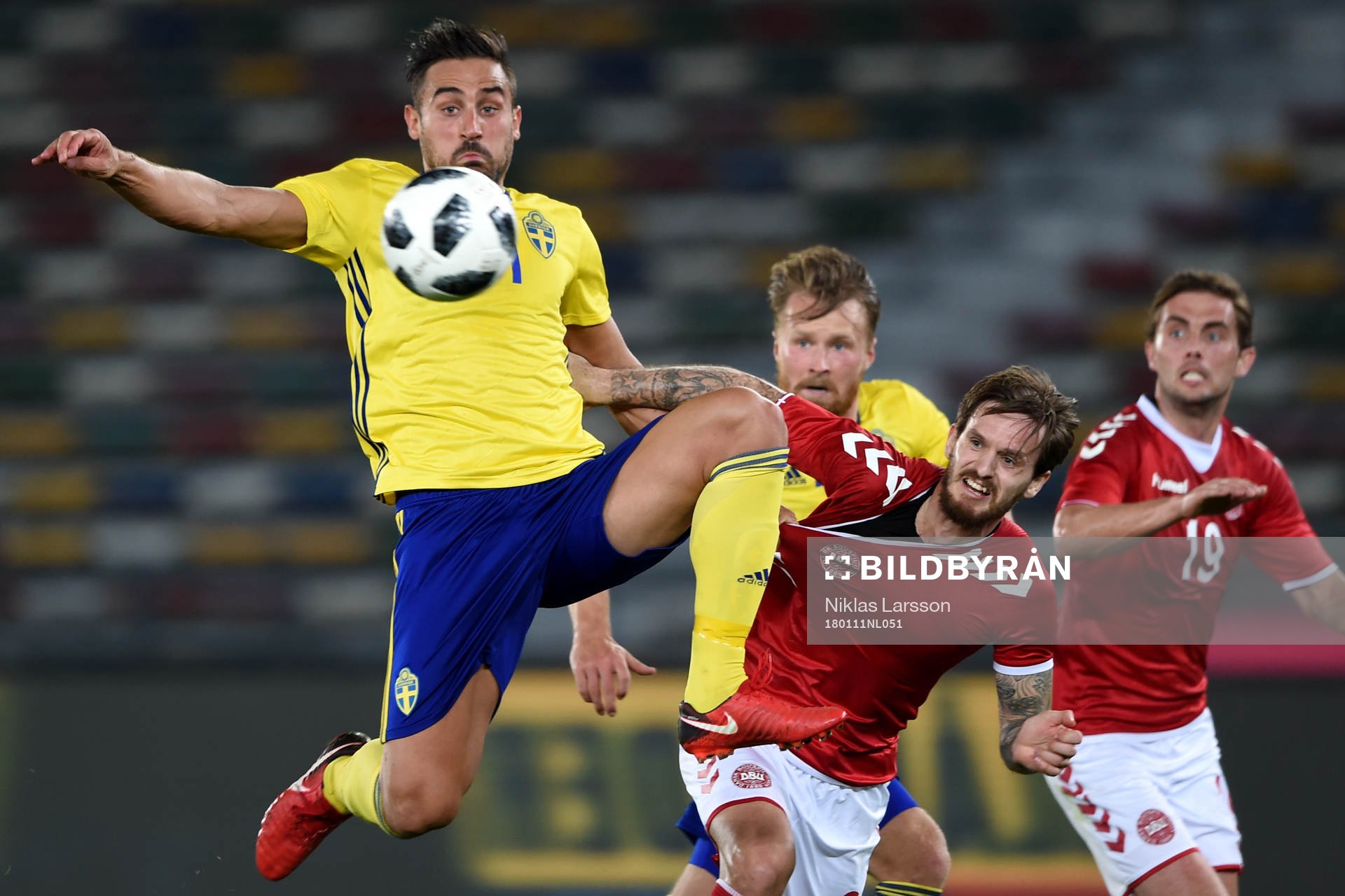 Sveriges Sotirios Papagiannopoulos och Danmarks Kian Hansen under en landskamp mellan Sverige och Danmark på det svenska fotbollslandslagets januariturné den 11 januari 2018 i Abu Dhabi.