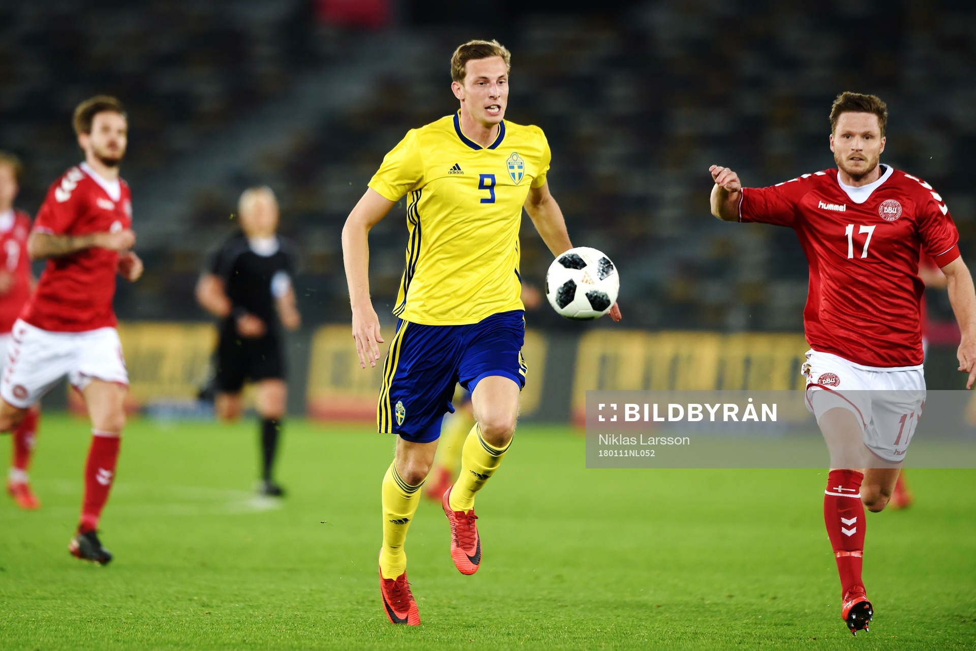 Sveriges Gustaf Nilsson och Danmarks Lasse Nielsen under en landskamp mellan Sverige och Danmark på det svenska fotbollslandslagets januariturné den 11 januari 2018 i Abu Dhabi.