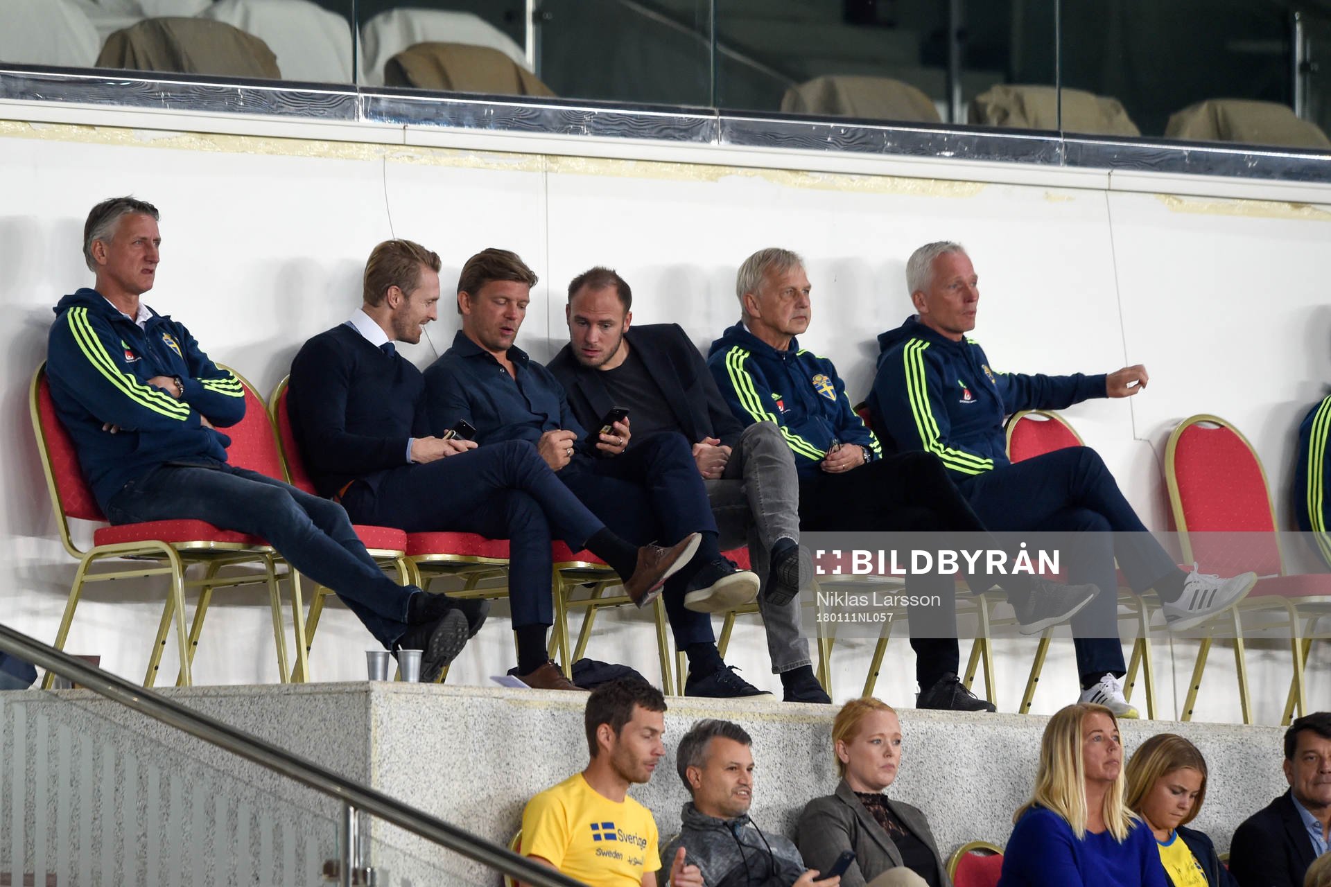 Christian Wilhelmsson och Andreas Granqvist tittar på Markus Allbäcks telefon. Till höger sitter landslagschef Lars Richt och Svenska Fotbollsförbundets generalsekreterare Håkan Sjöstrand under en landskamp mellan Sverige och Danmark på det svenska fotbollslandslagets januariturné den 11 januari 2018 i Abu Dhabi.