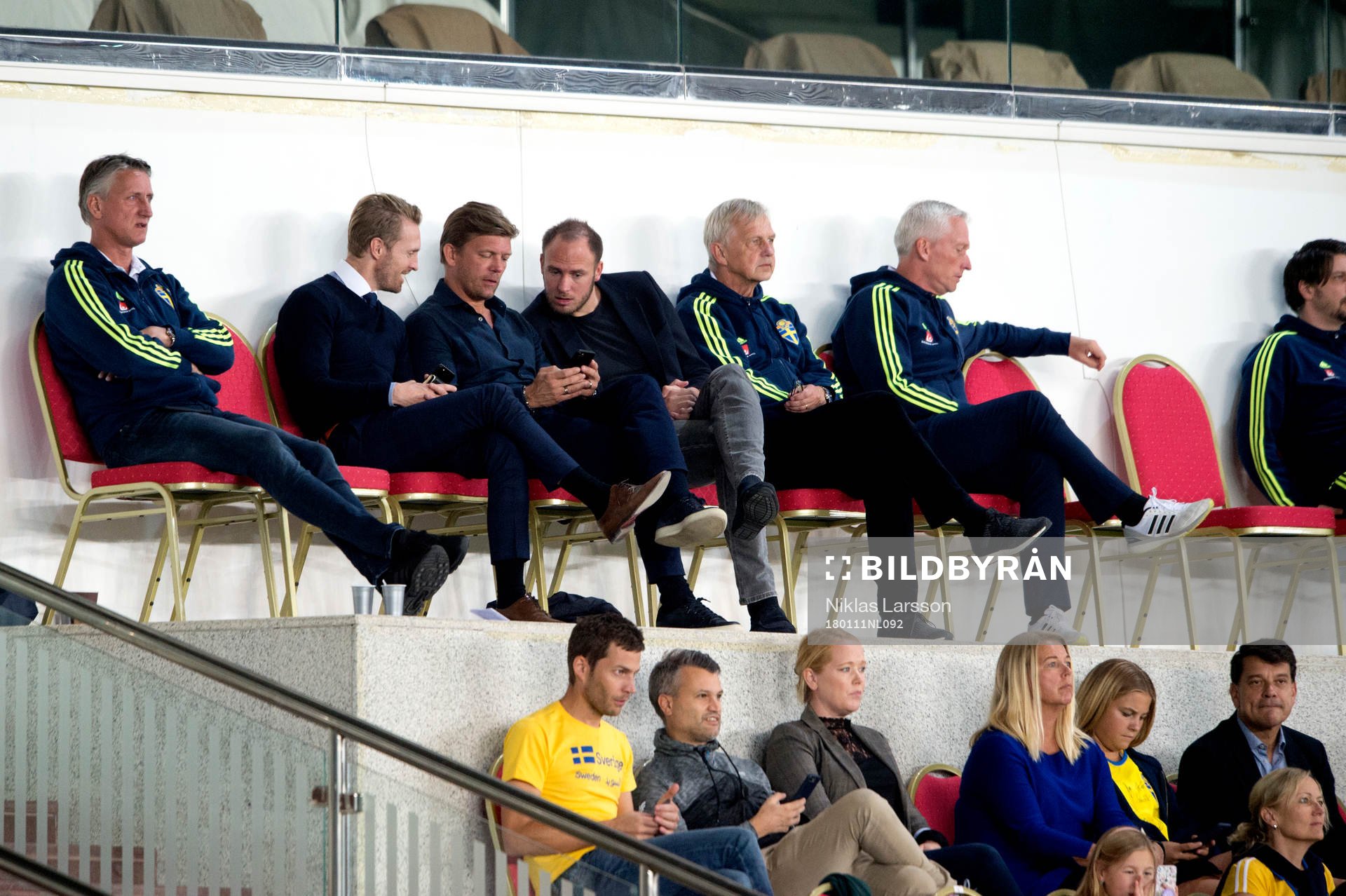 Christian Wilhelmsson och Andreas Granqvist tittar på