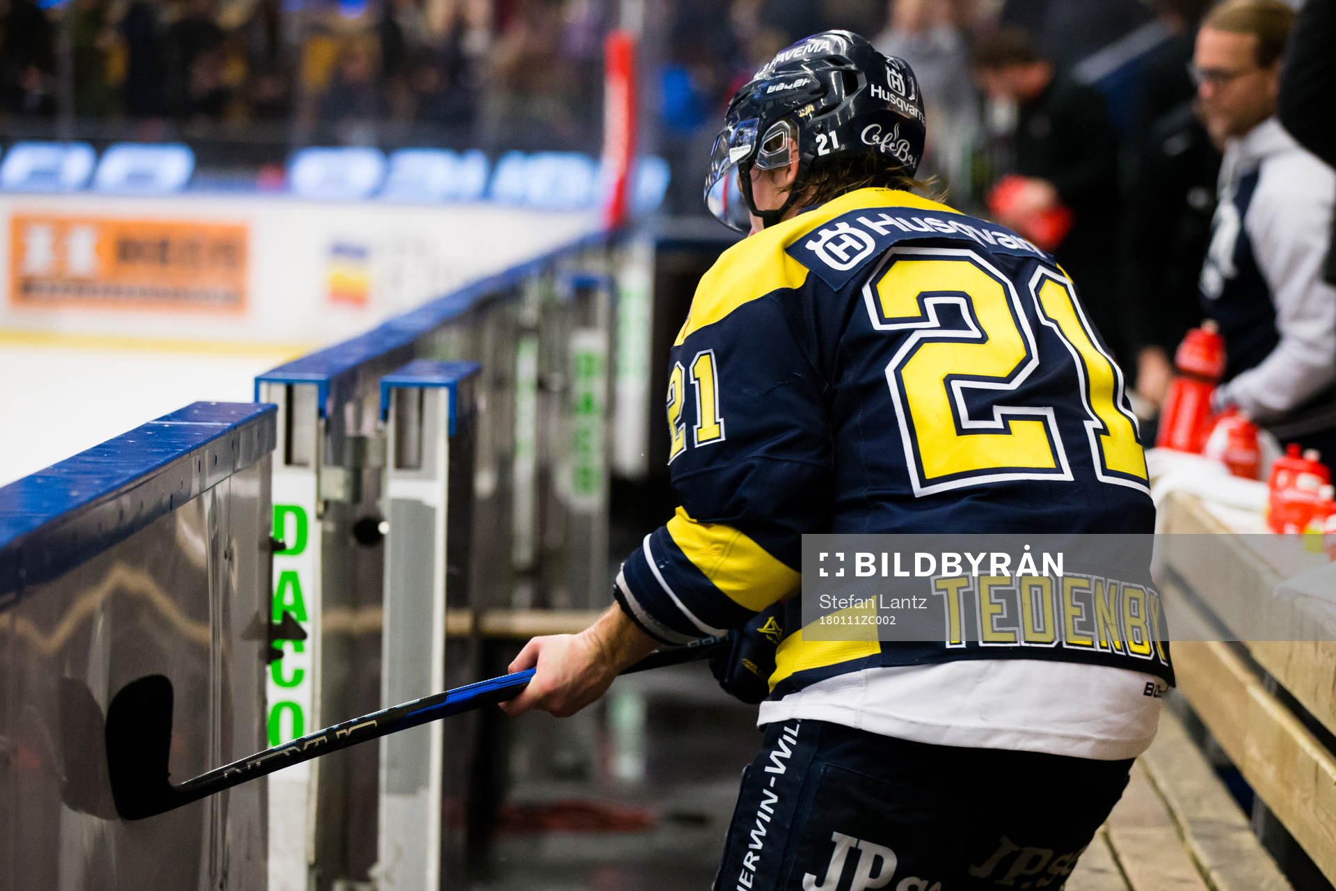 s Mattias Tedenby slår klubban i sargen