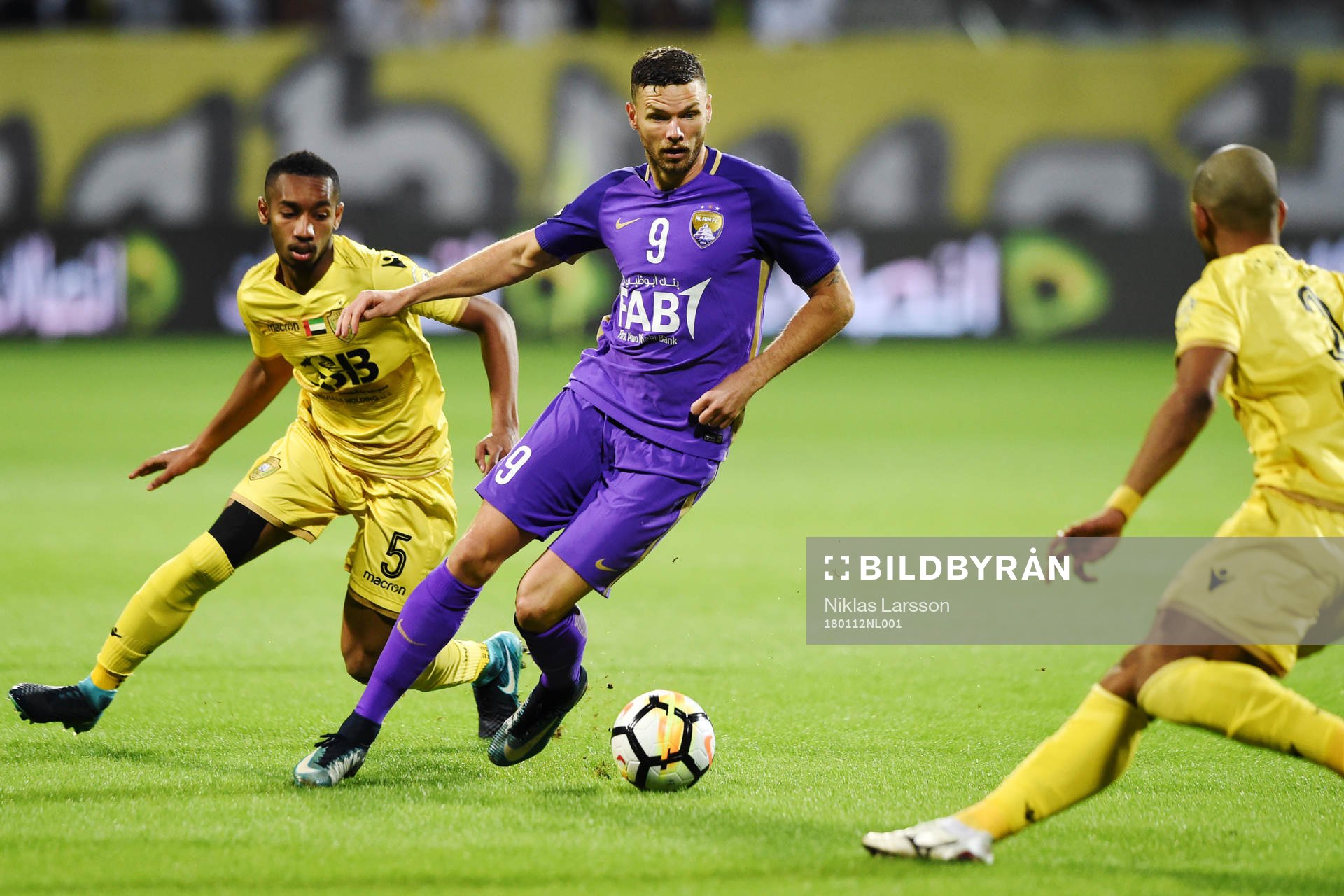 Al Ains Marcus Berg och Al Wasls Ali Hassan Salim