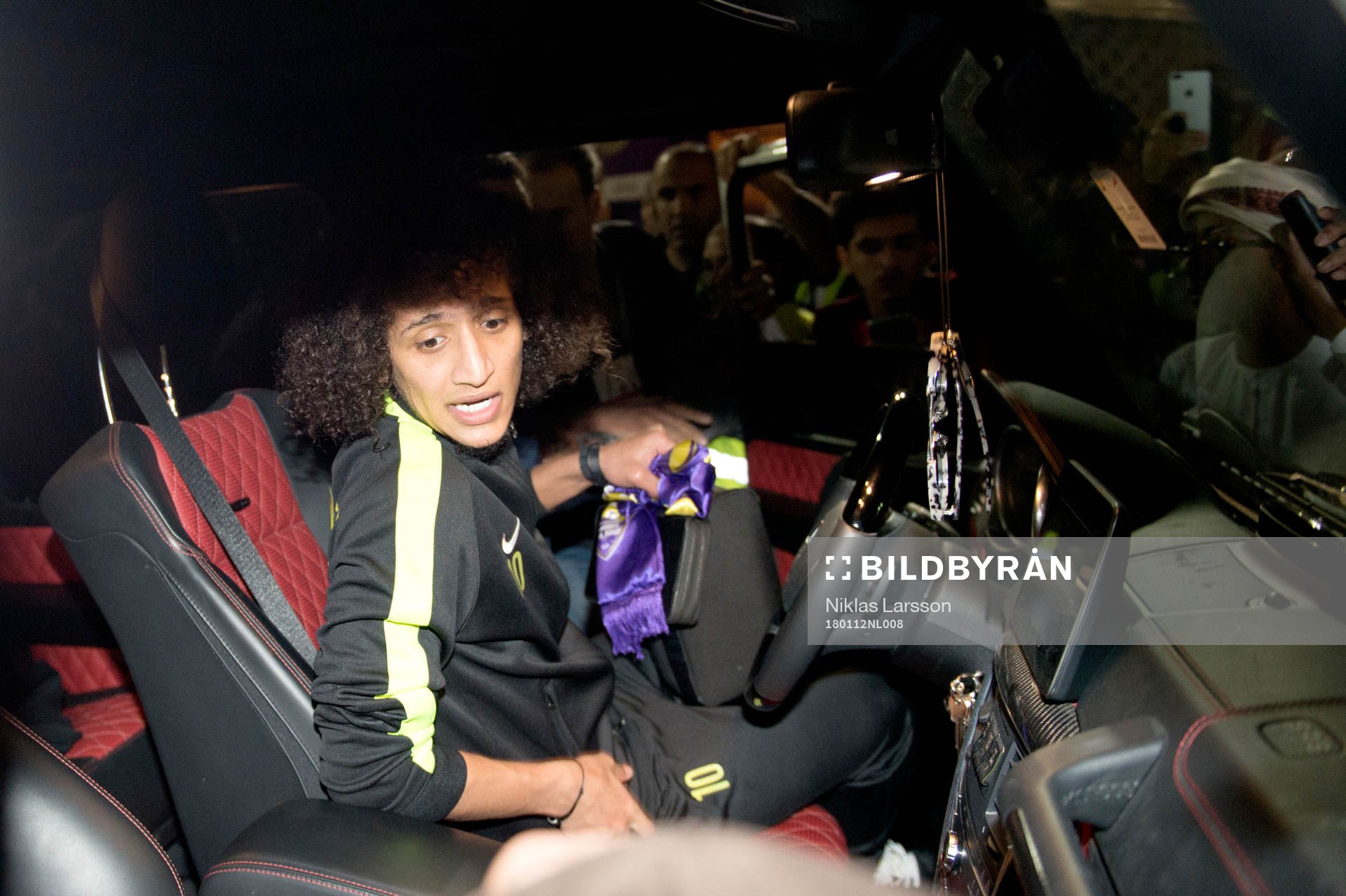 Al Ains stjärna Omar Abdulrahman lämnar arenan under kaosartade former efter matchen mellan Al Wasl och Al Ain den 12 januari 2018 i Dubai.