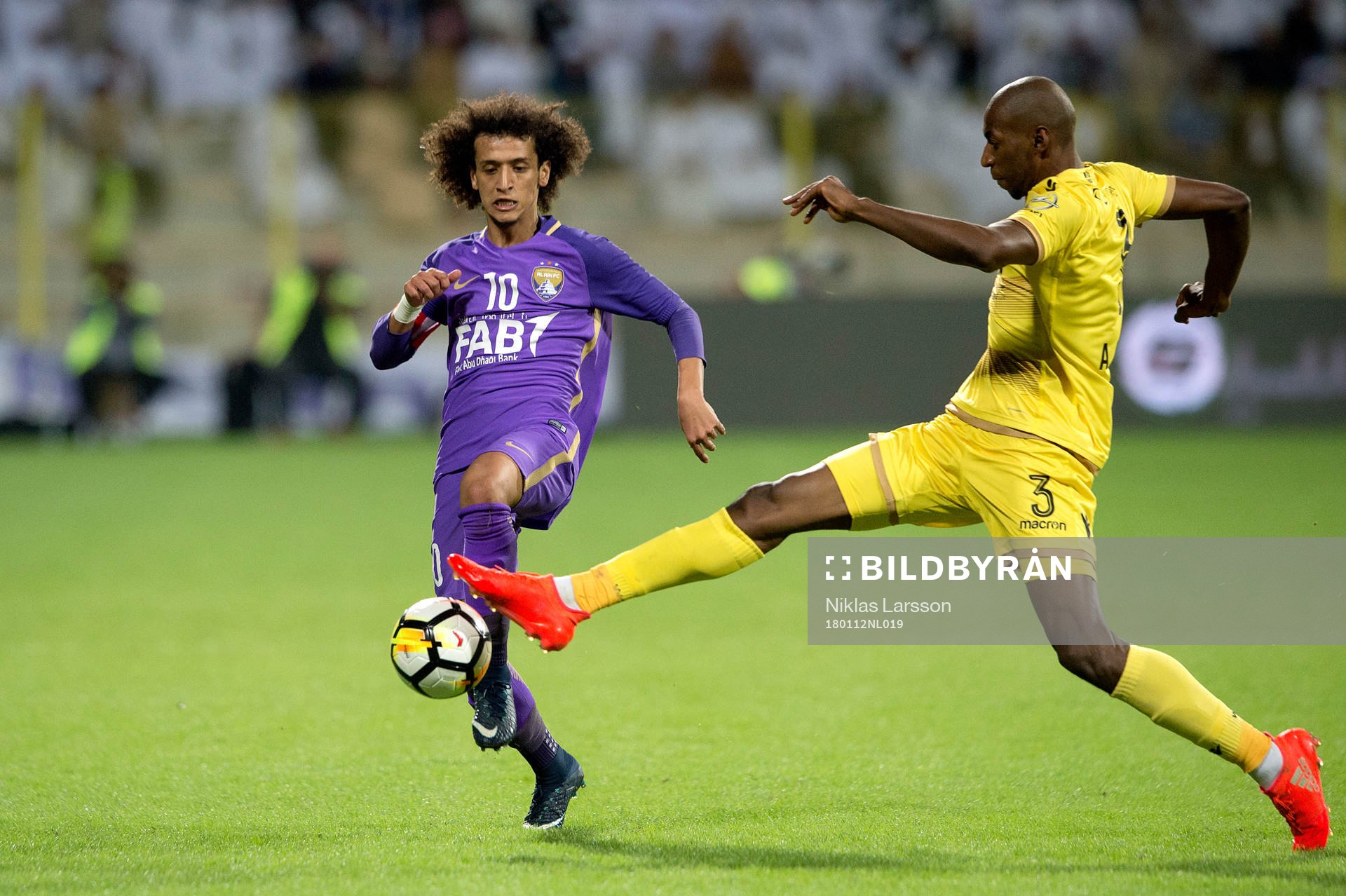 Al Ains Omar Abdulrahman och Al Wasls Abdulrahman Ali under matchen mellan Al Wasl och Al Ain den 12 januari 2018 i Dubai.