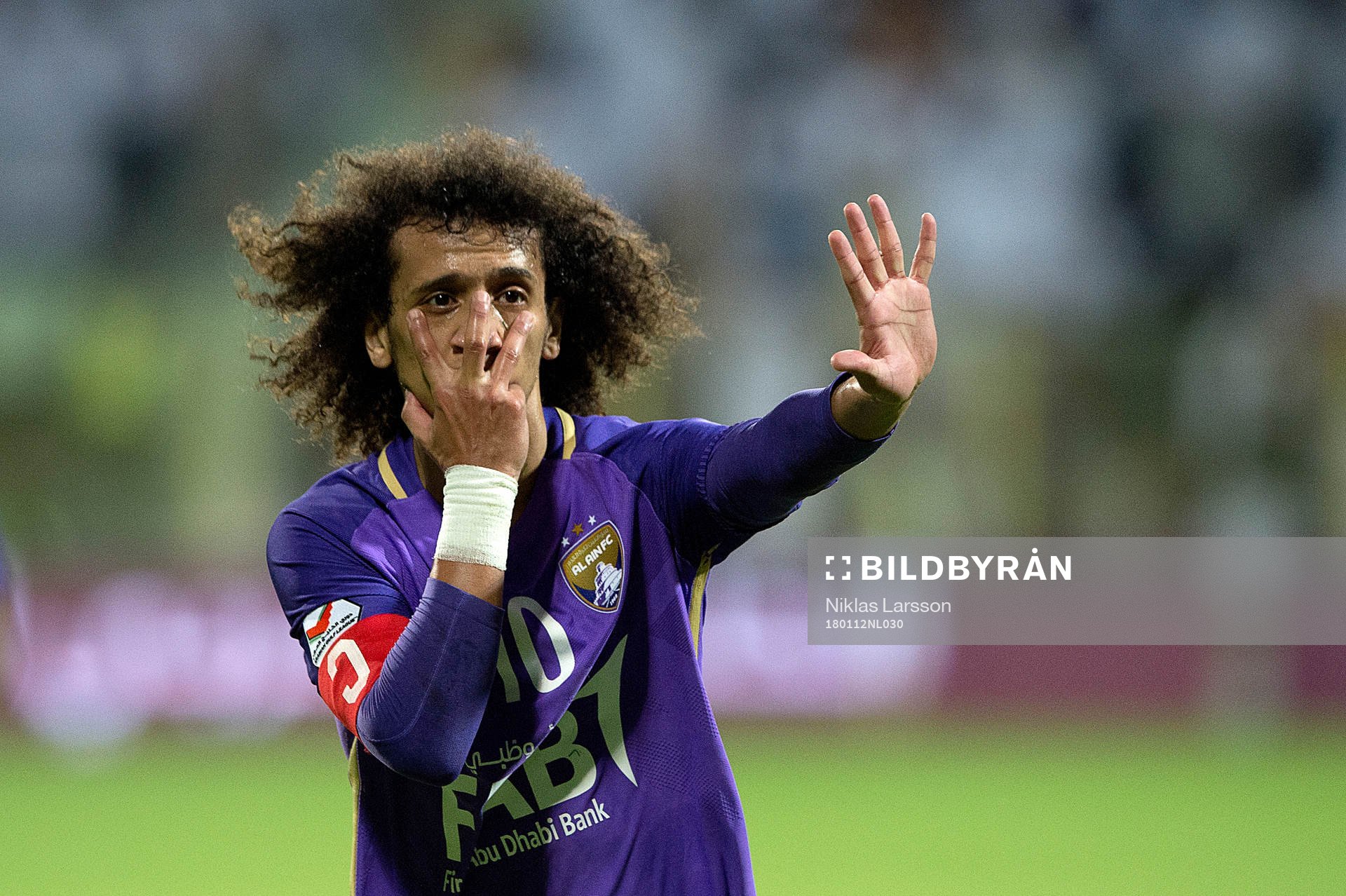 Al Ains Omar Abdulrahman jublar efter att han gjort mål under matchen mellan Al Wasl och Al Ain den 12 januari 2018 i Dubai.
