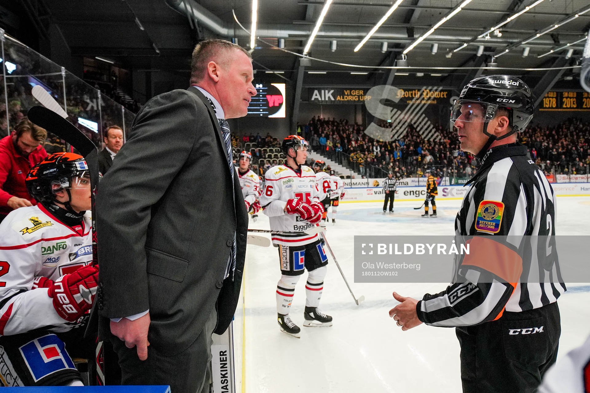 Örebros tränare Niklas Sundblad pratar med Domare Daniel