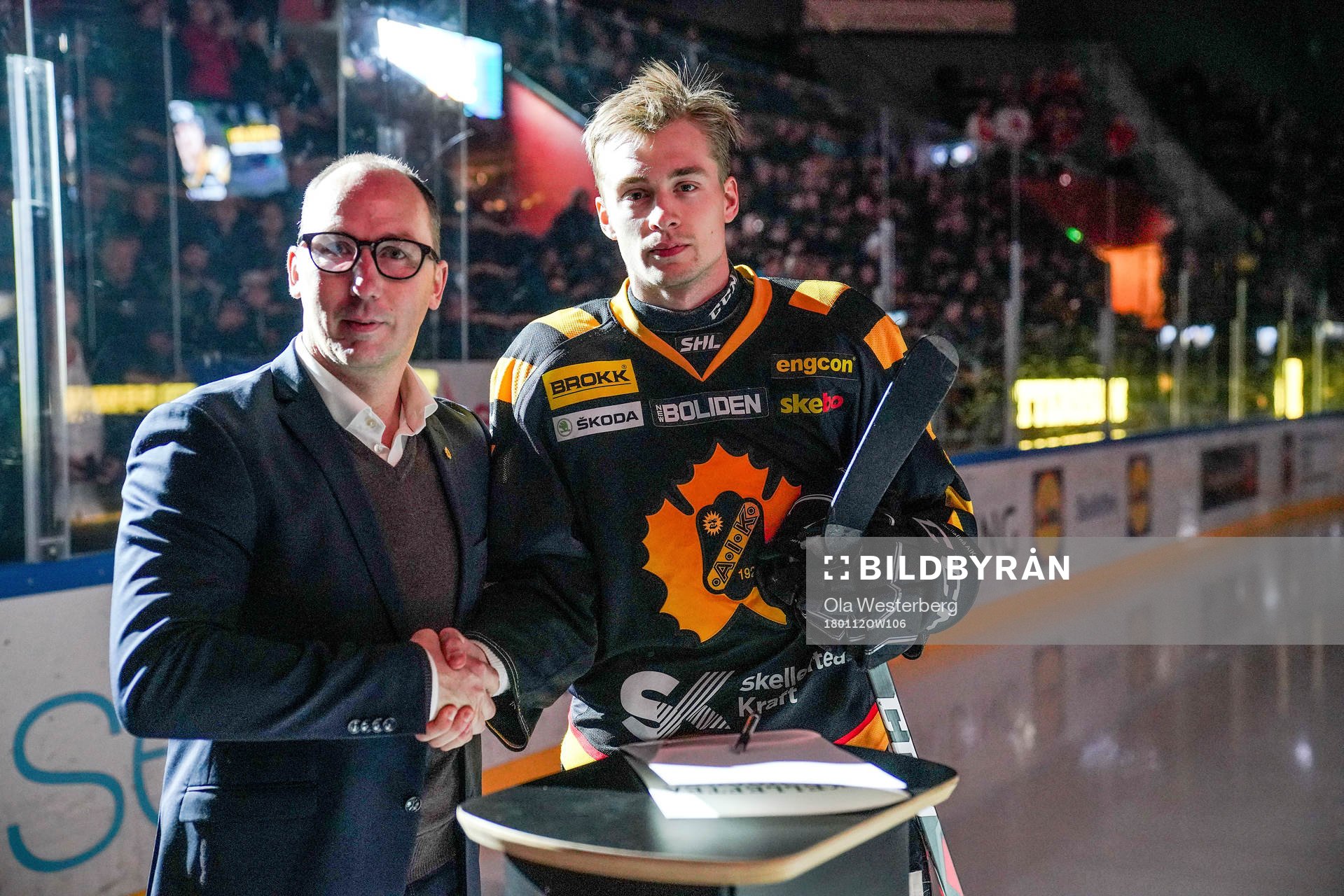Skellefteås sportchef Mikael Lindgren skriver på ett nytt