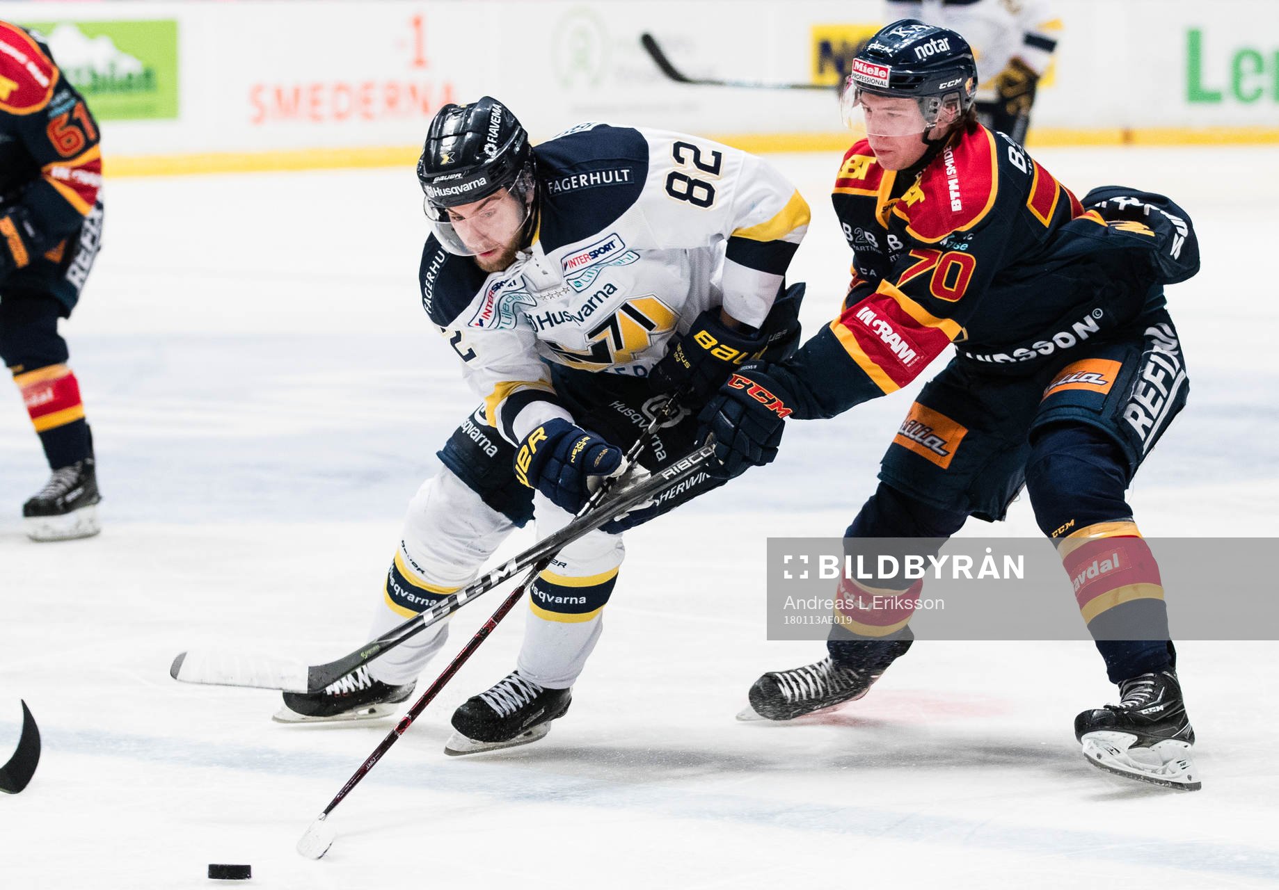 s Kevin Stenlund i kamp om pucken med Djurgårdens Marcus