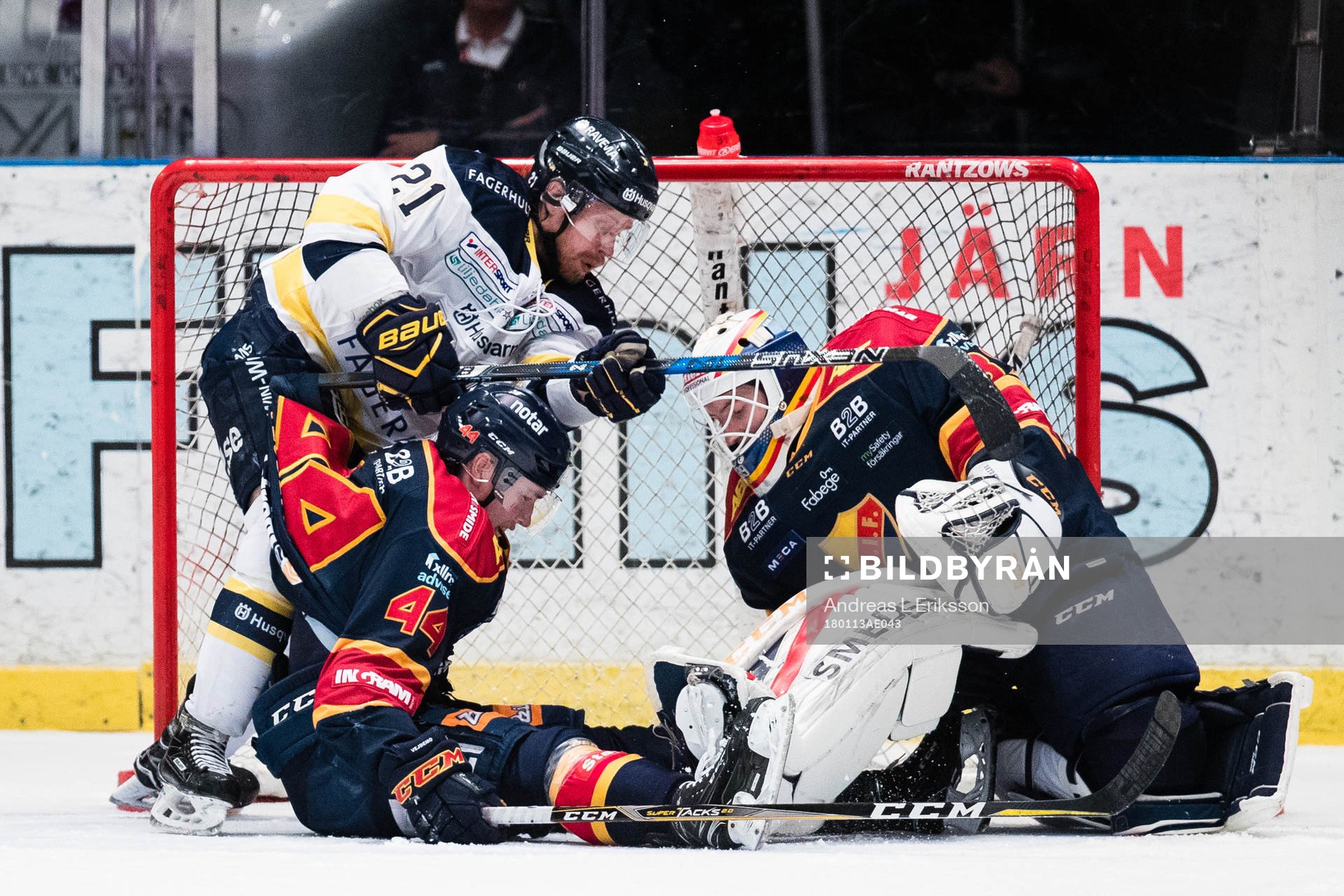 s Mattias Tedenby i kamp om pucken med Djurgårdens Lukas