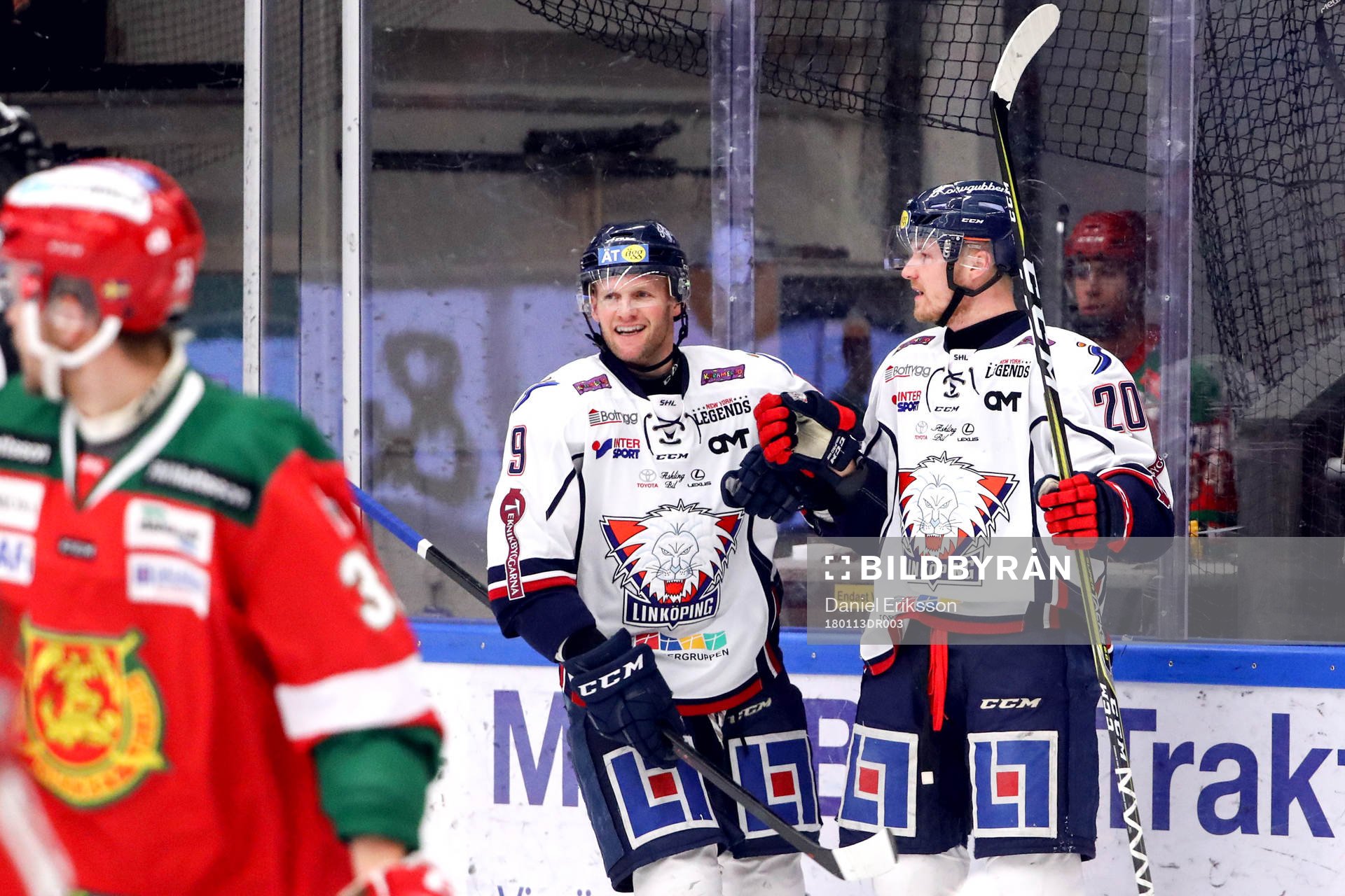 Linköpings Nick Sörenssen jublar med Tony Mårtensson