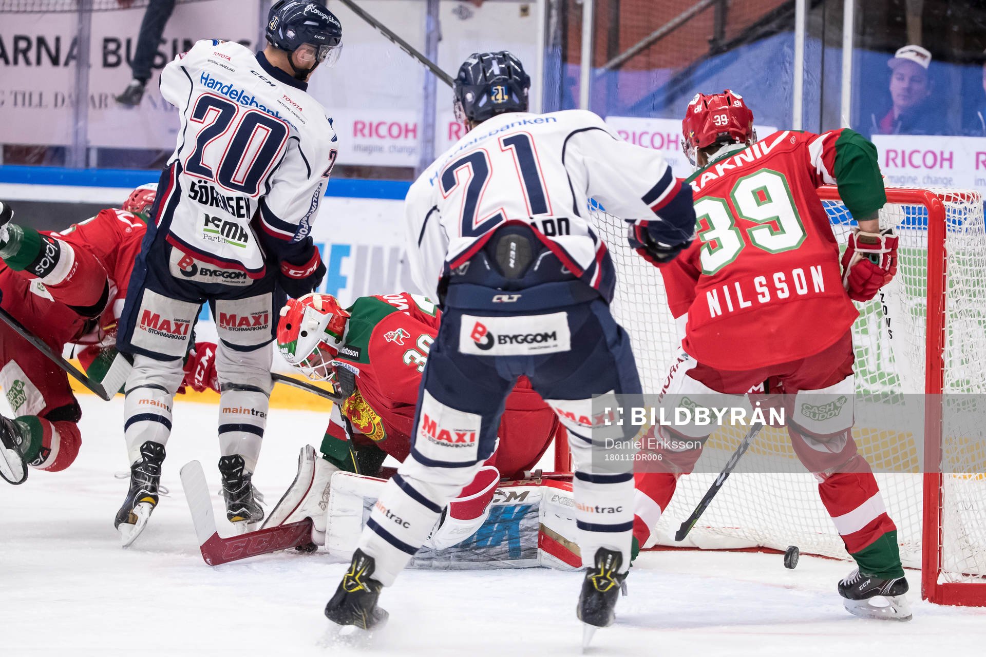 Linköpings Nick Sörenssen gör 0-2 bakom Moras målvakt