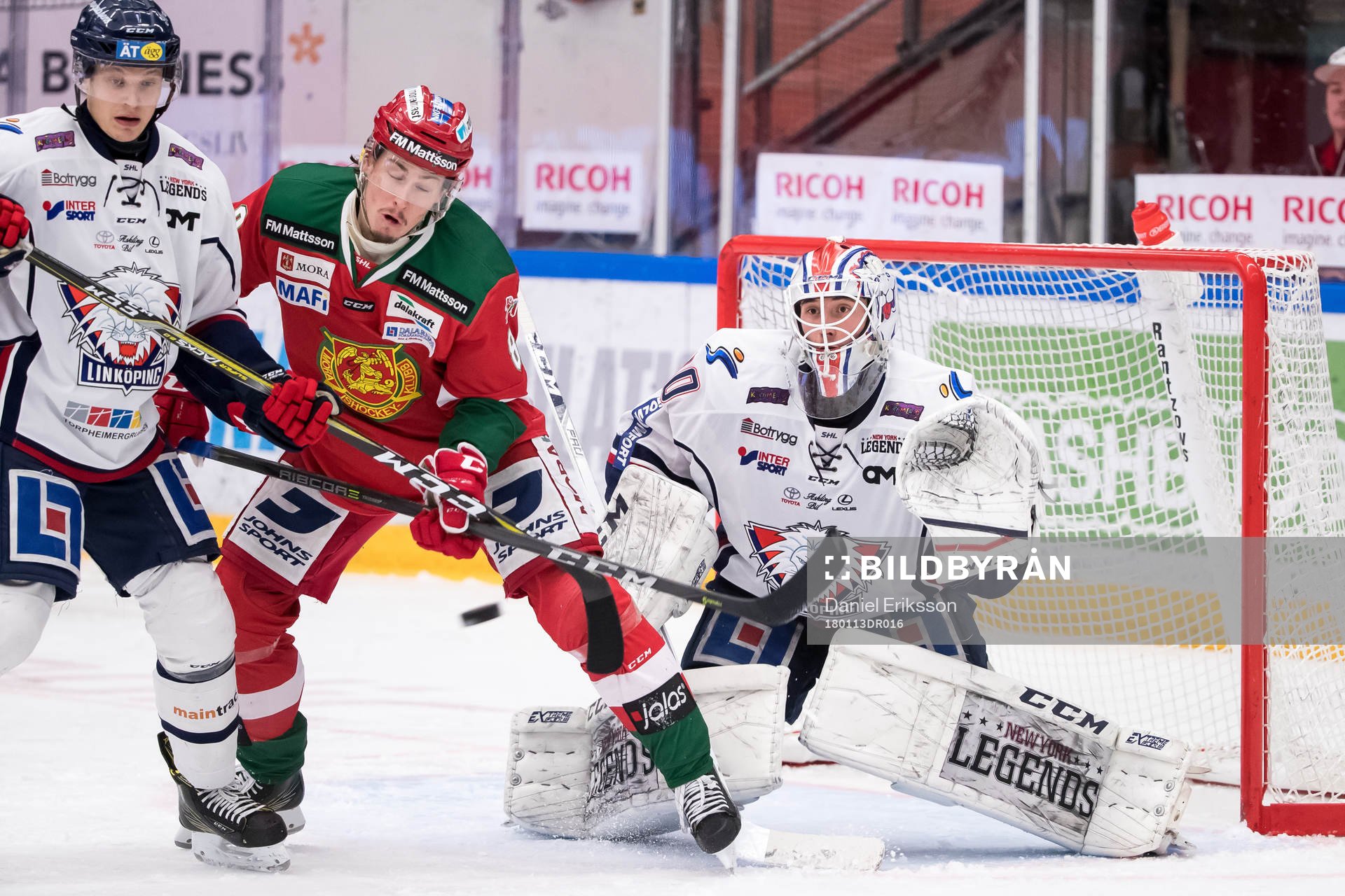 Moras Robin Johansson framför Linköpings målvakt Jacob