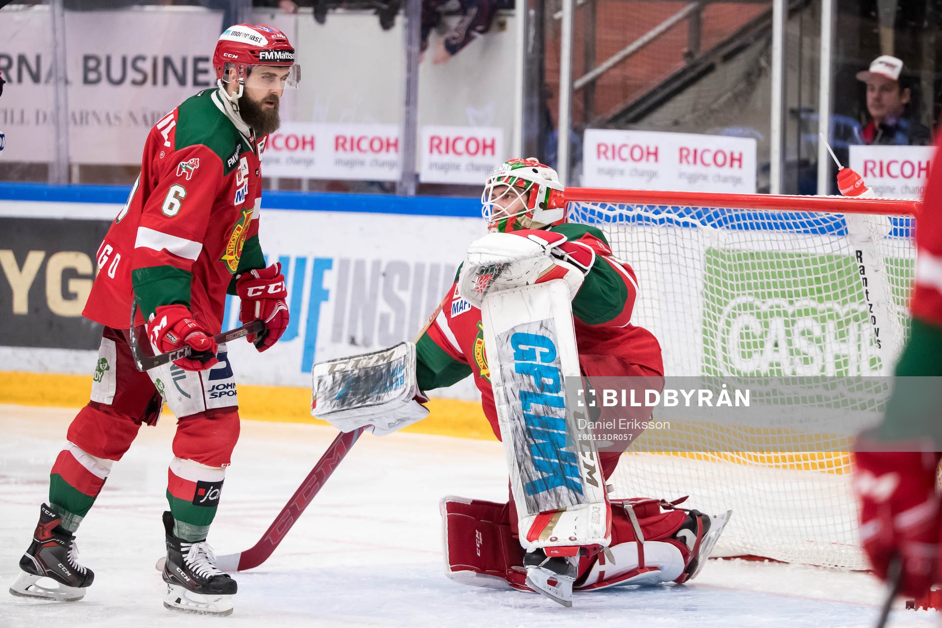 Moras målvakt Mattias Pettersson och Steven Seigo deppar