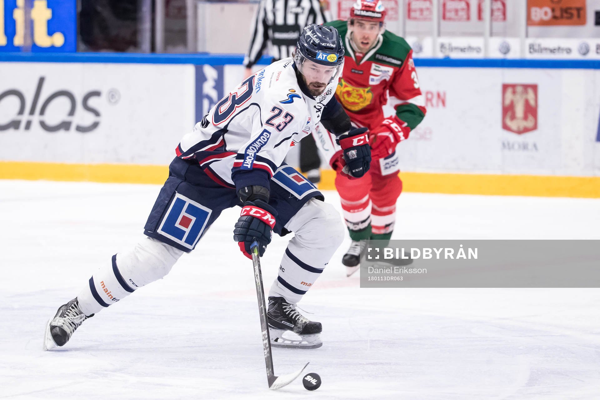 Linköpings Niklas Persson  i ishockeymatchen i SHL mellan