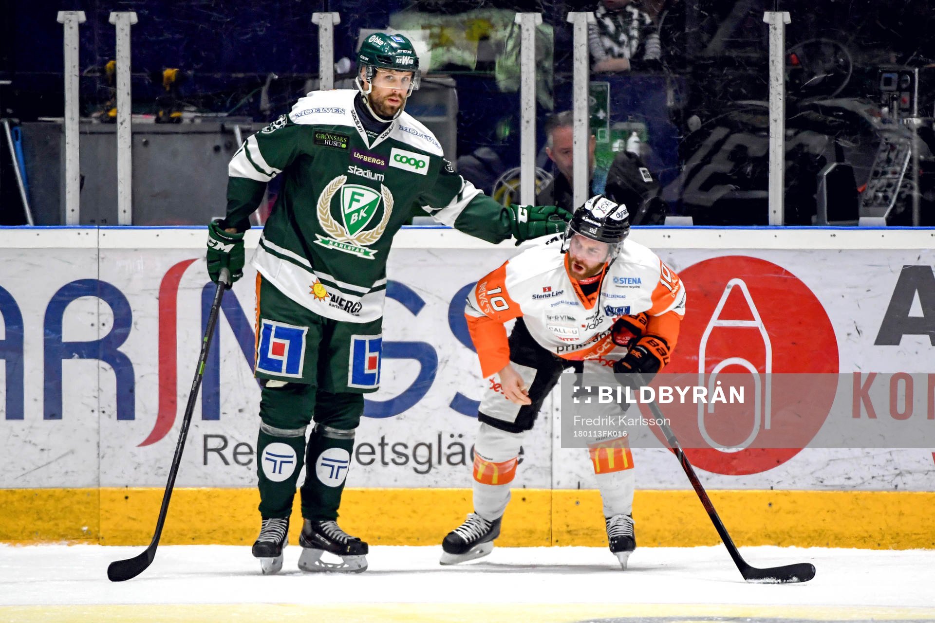Färjestads Dick Axelsson och Karlskronas Mattias Guter