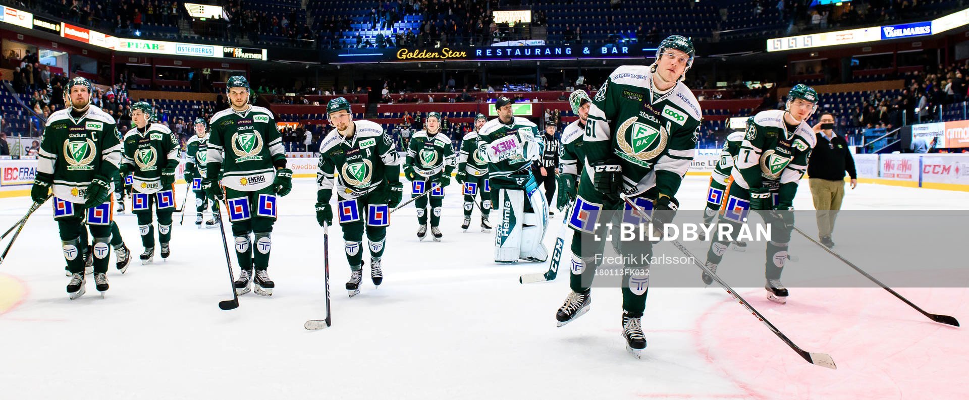 Färjestads spelare jublar och tackar publiken