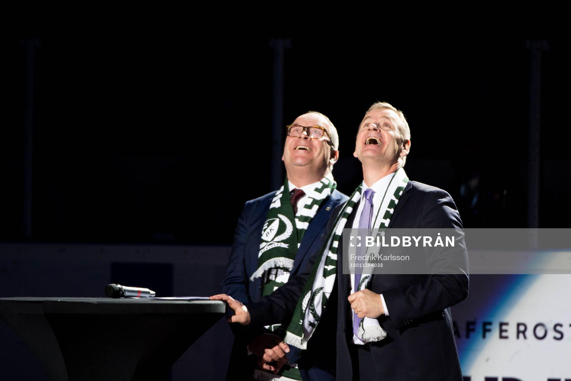 Färjestads Håkan Loob tackas av
