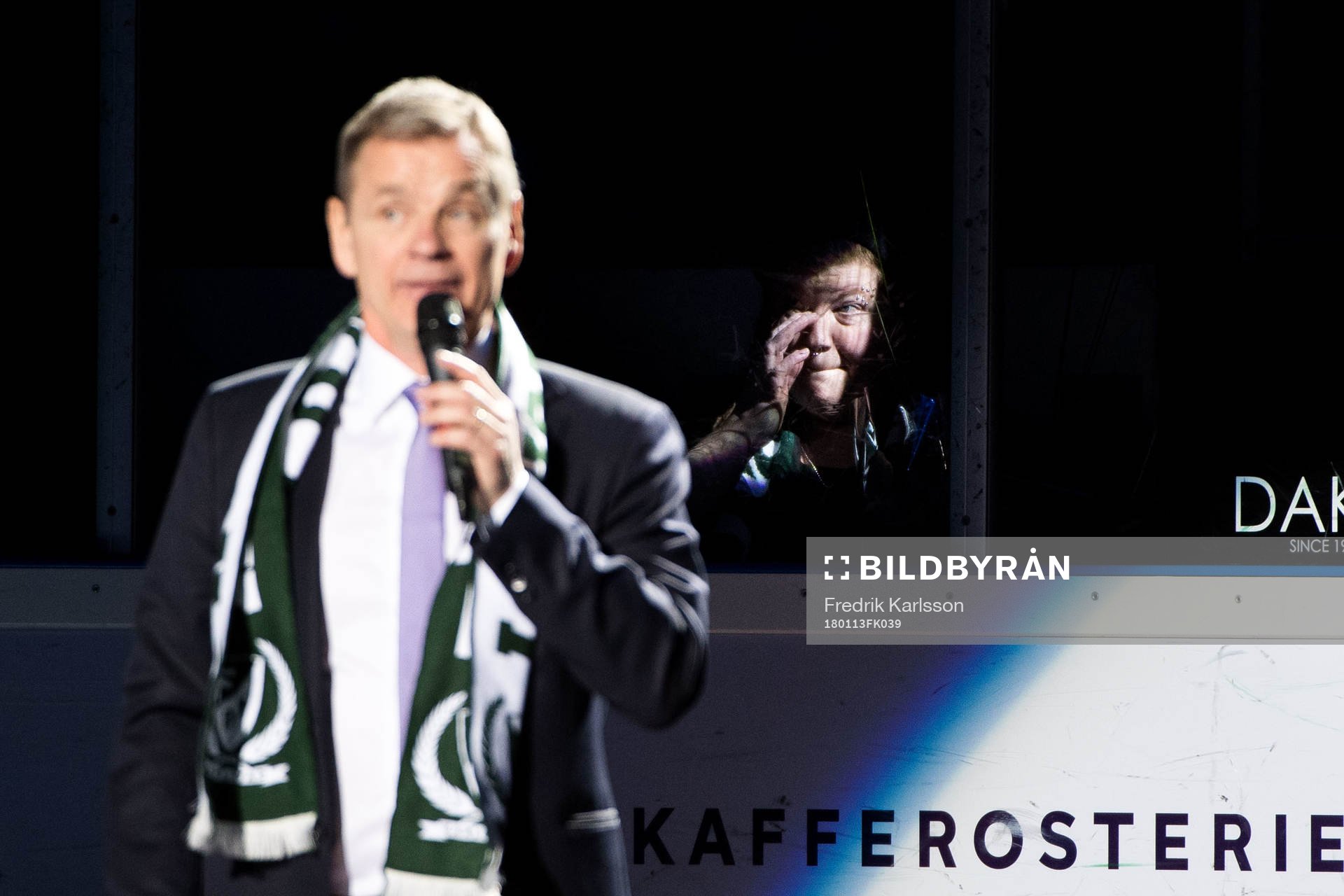 Färjestads Håkan Loob tackas av