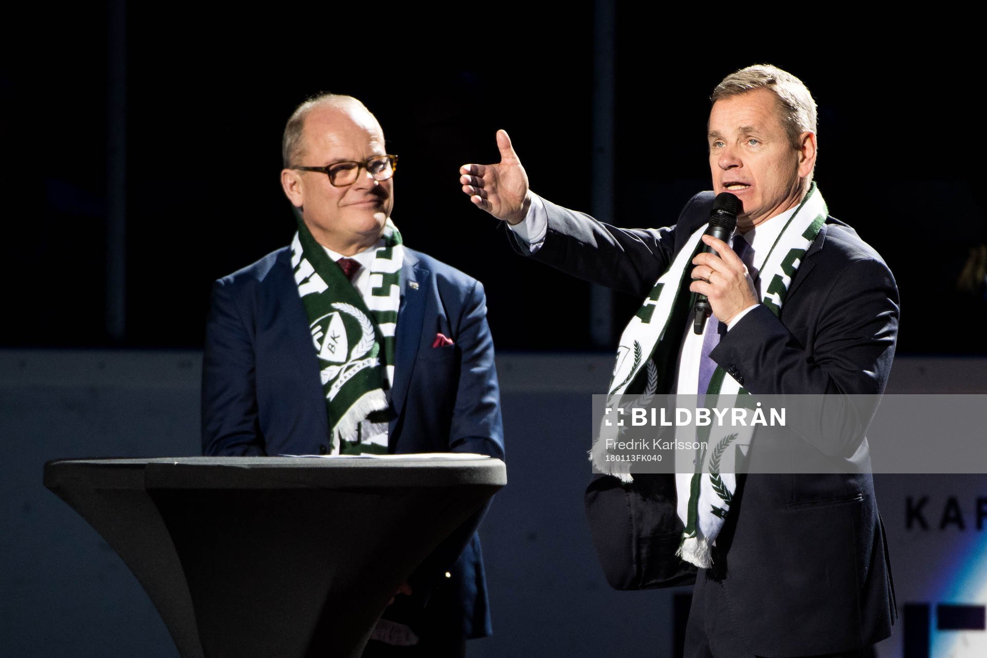 Färjestads Håkan Loob tackas av