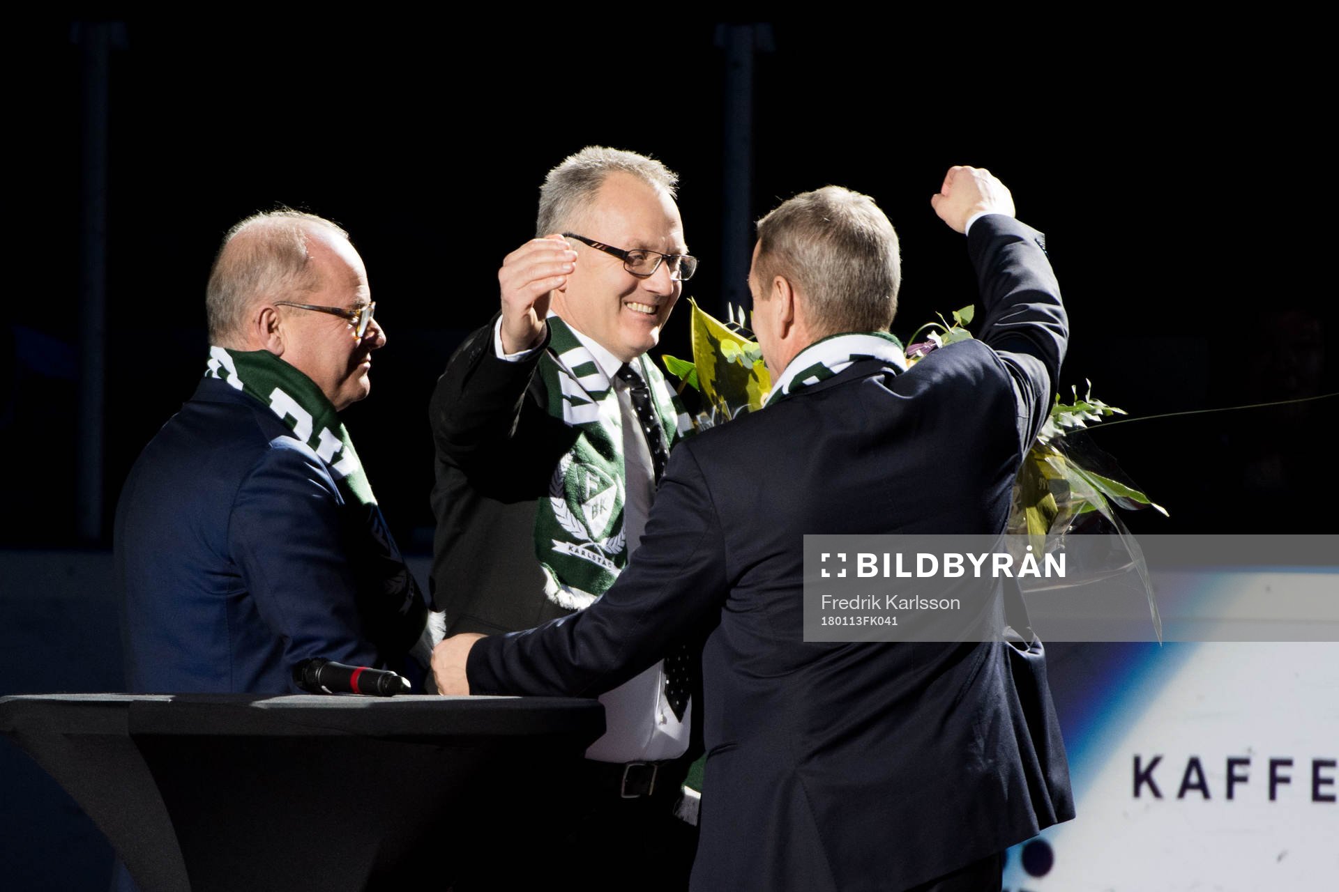 Färjestads Håkan Loob tackas av