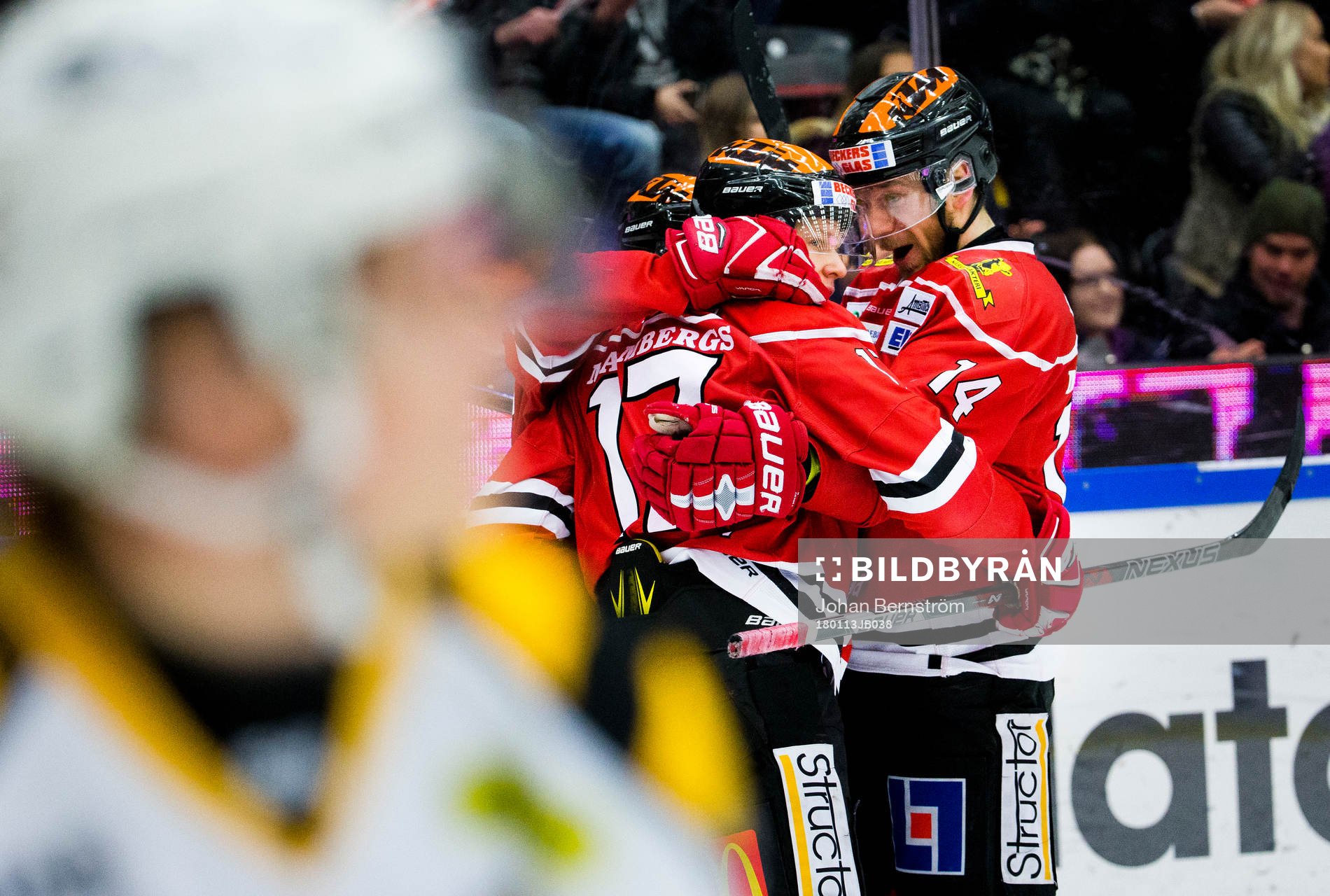 Örebros Daniel Viksten gör 3-0 och jublar med Tom Wandell