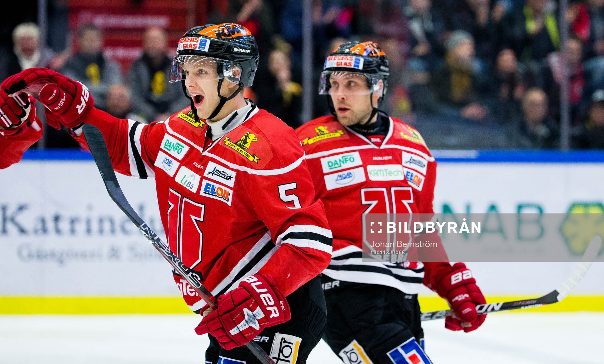 Örebros Gustav Backström och Viktor Ekbom jublar vid 1-0