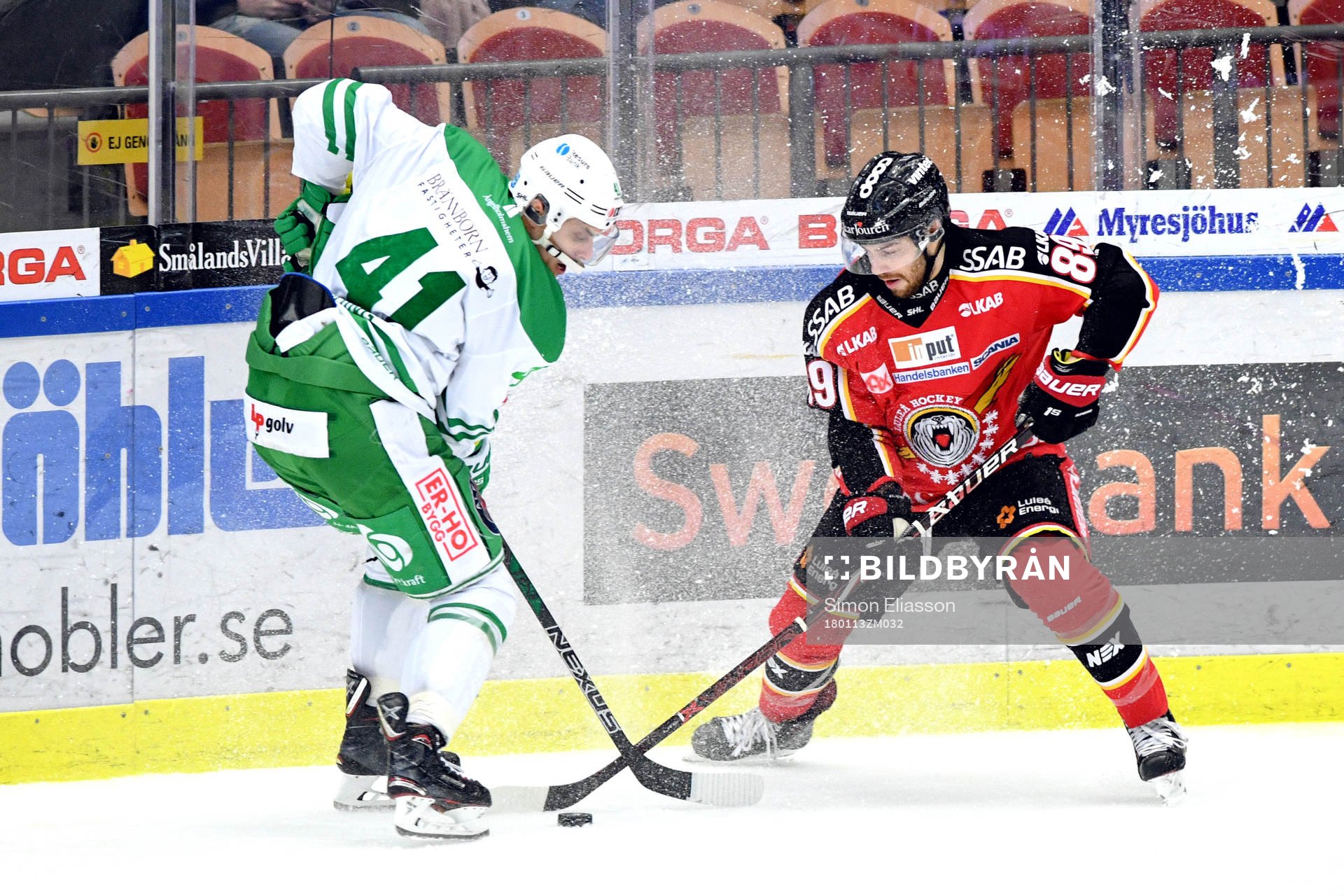 Rögles Daniel Widing och Luleås Ryan Johnston