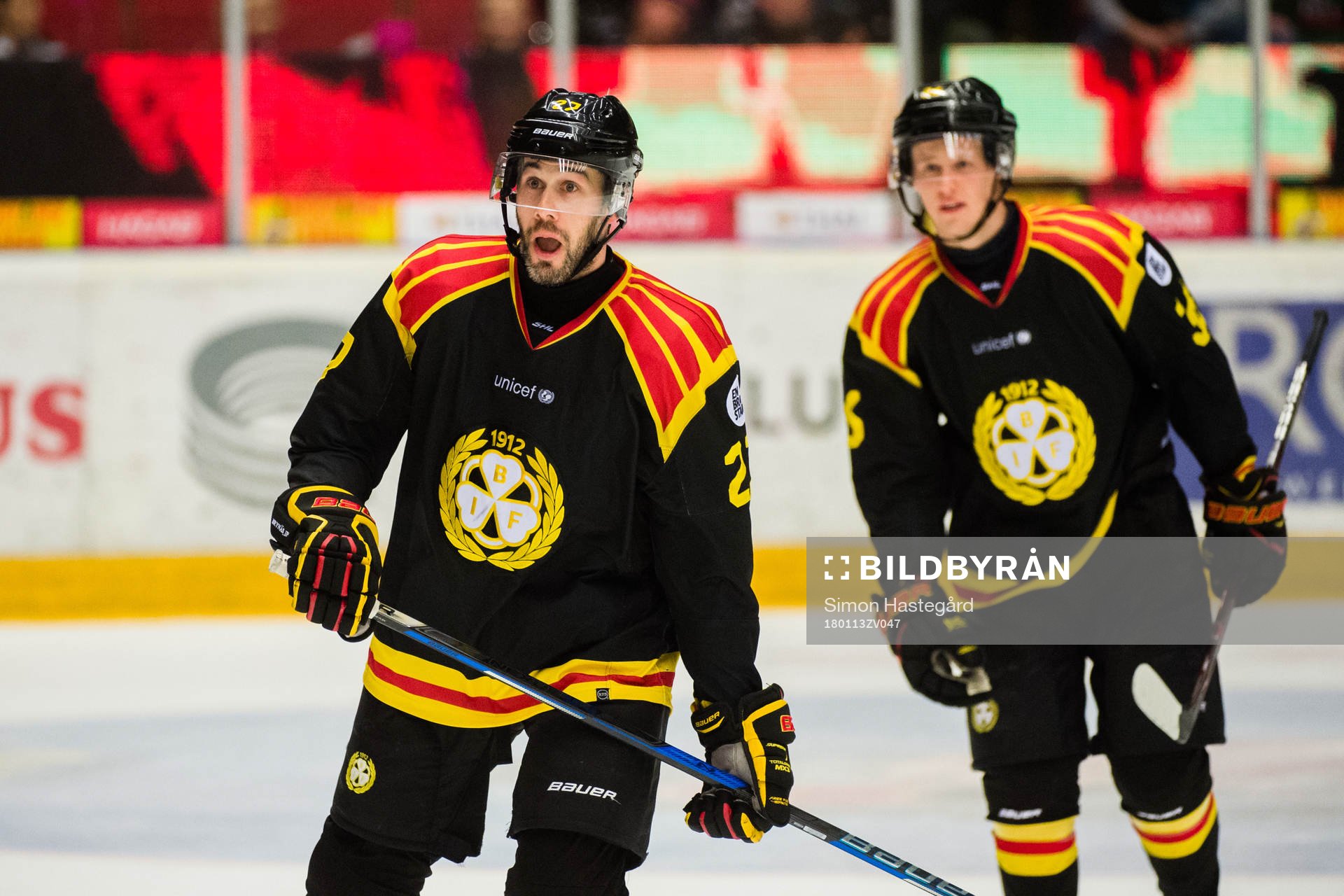 Brynäs Drew Miller och Linus Ölund jublar