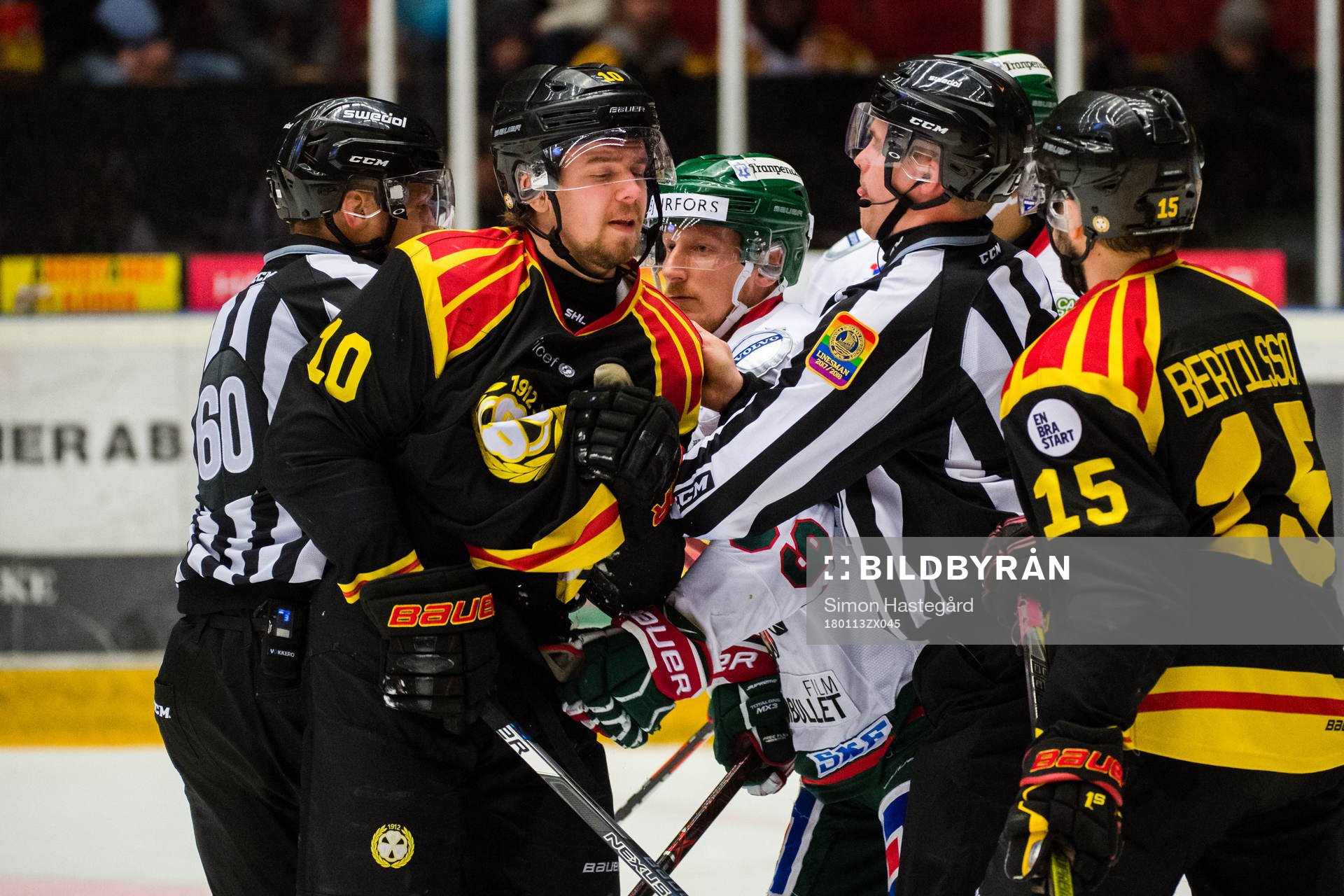 Frölundas Simon Hjalmarsson med ett slag mot Brynäs