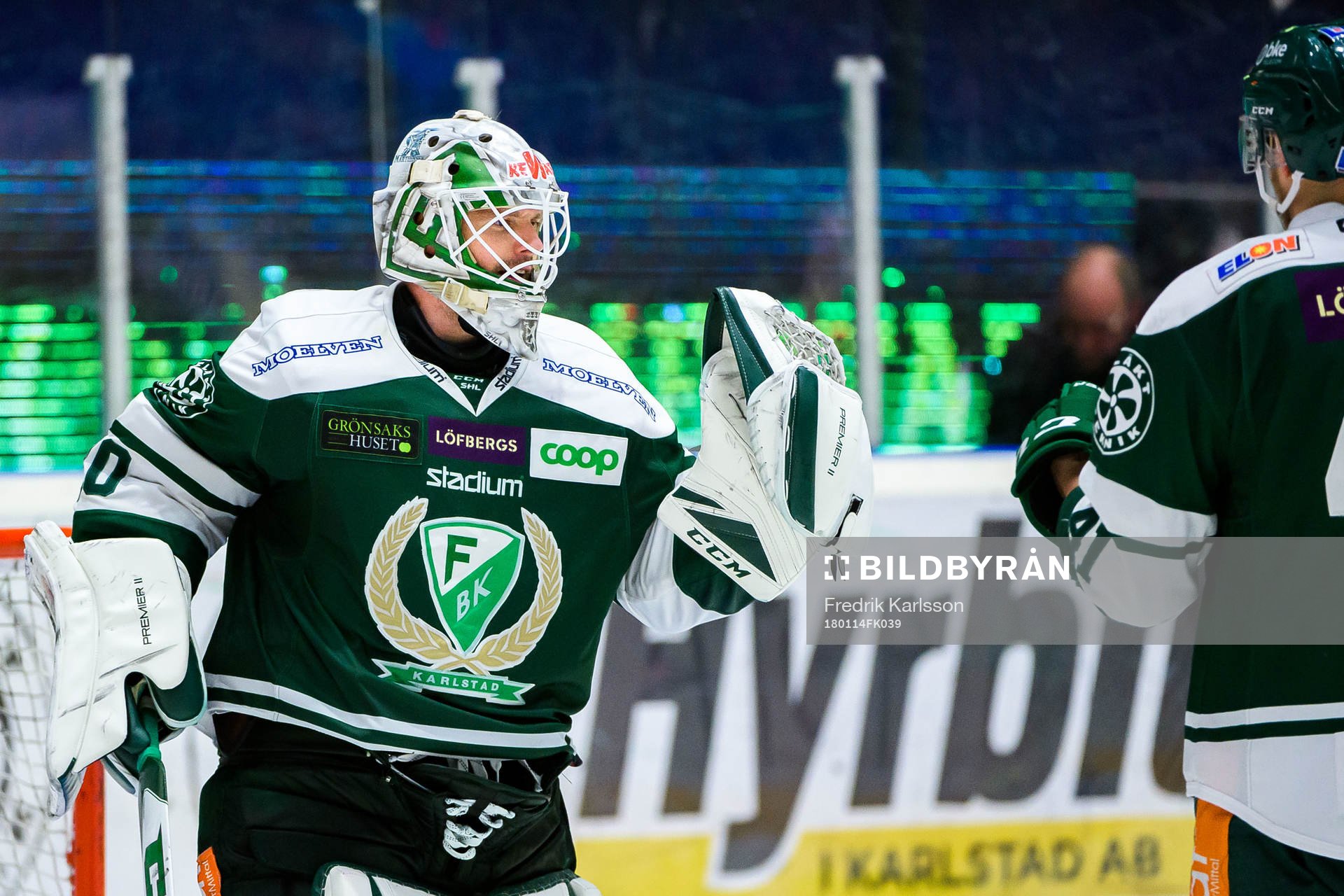 Färjestads målvakt Lars Haugen jublar