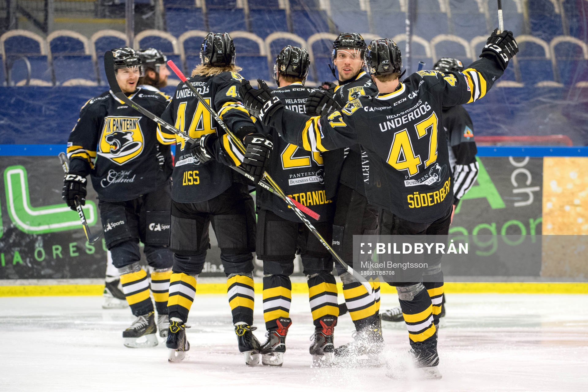 Panterns Sebastian Strandberg jublar med lagkamrater