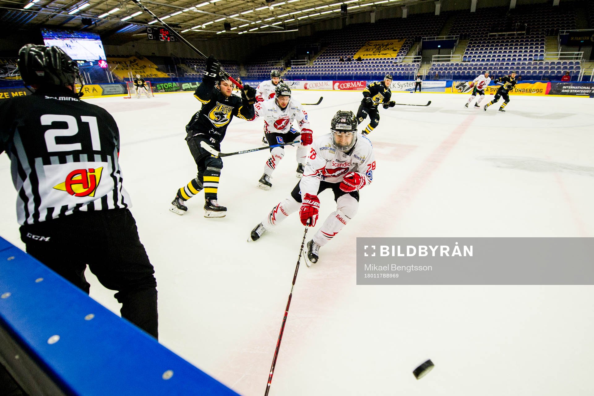 Vita Hästens Wilhelm Westerlund jagar ikapp en puck vid