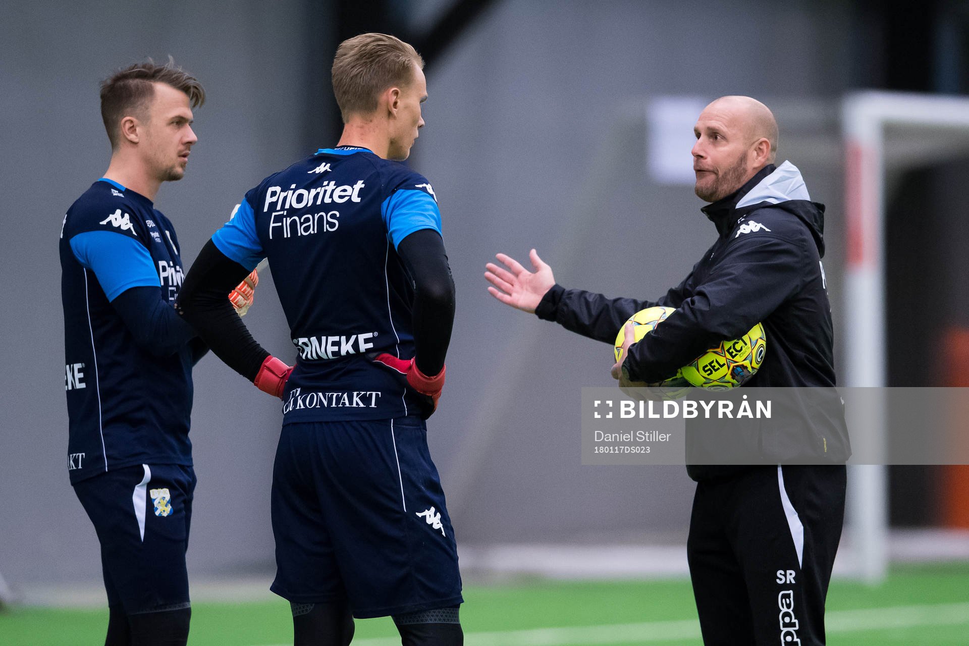 Målvaktstränare Stefan Remnér pratar med målvakterna
