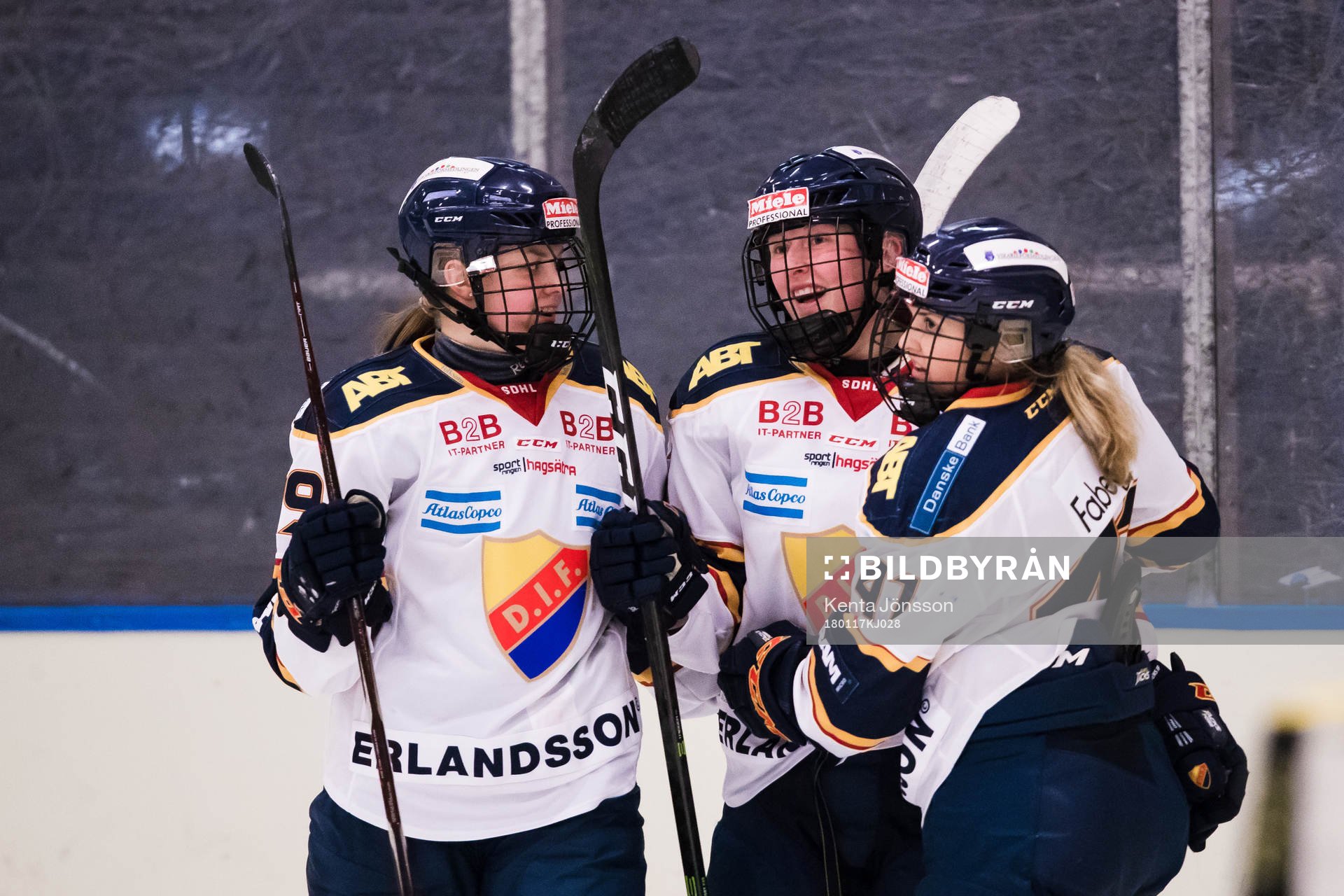 D Djurgårdens Elin Johansson jublar med Julia Östlund och