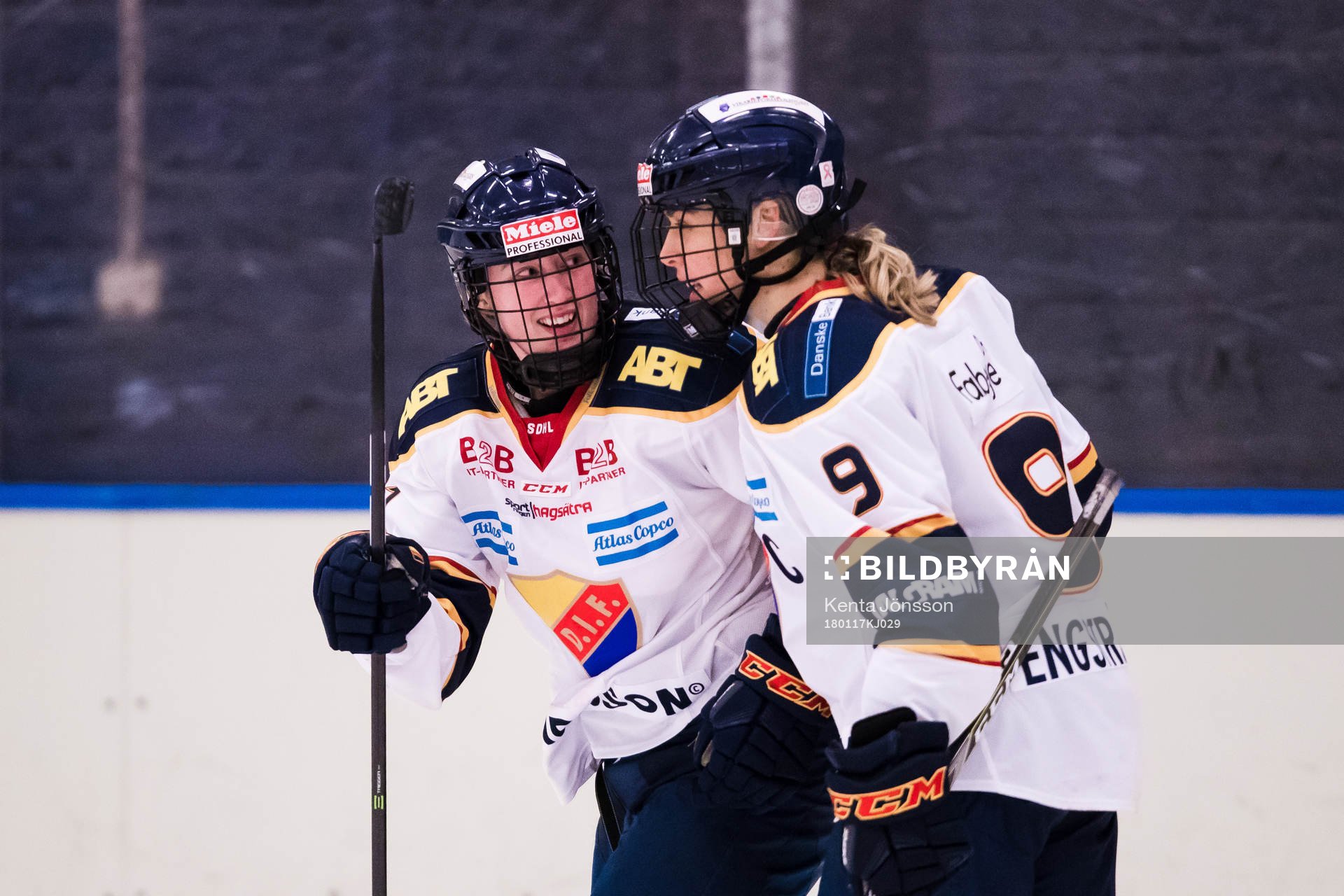 Djurgårdens Elin Johansson jublar med Molly Engstrom