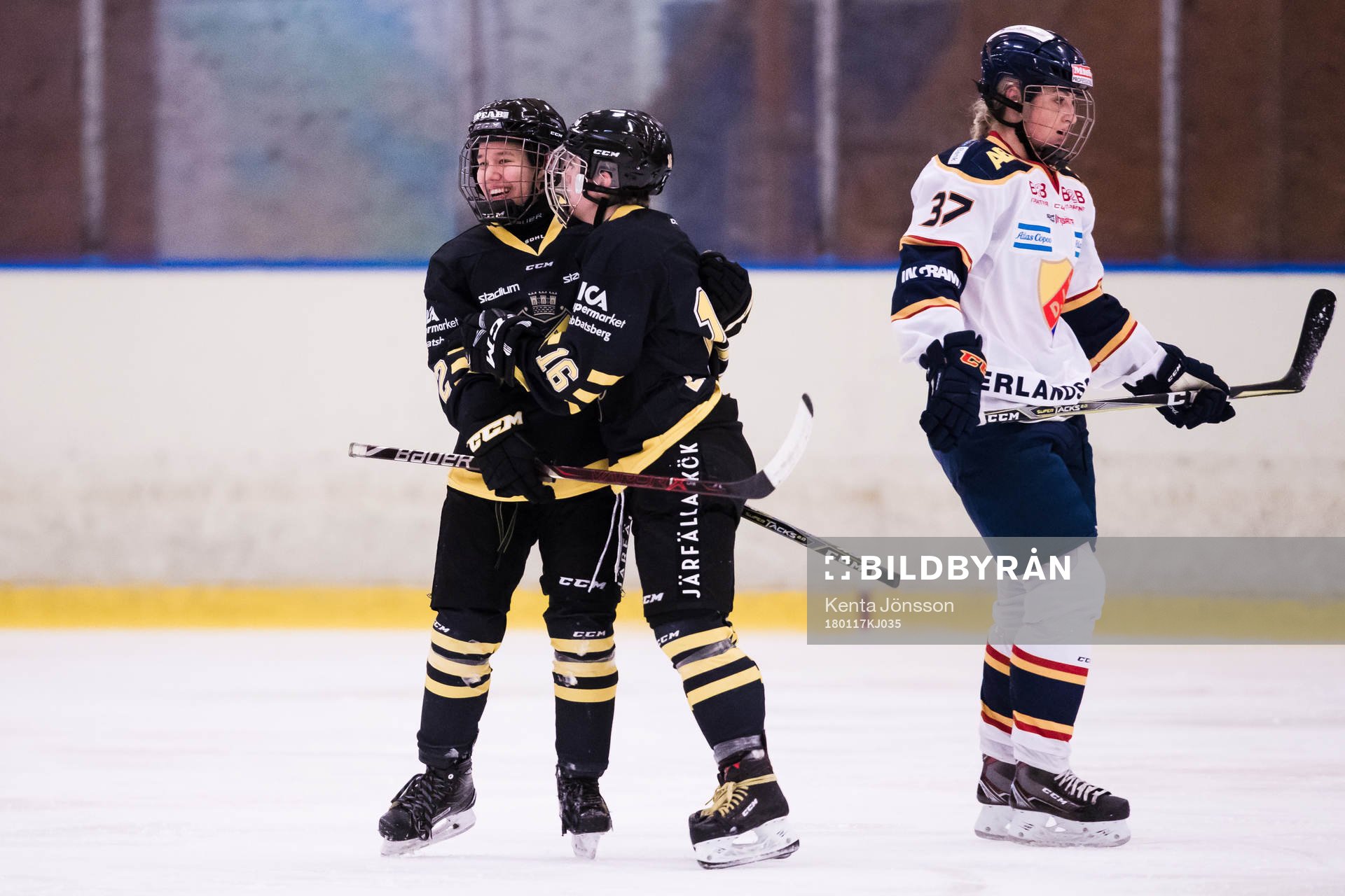 s Lisa Johansson jublar
