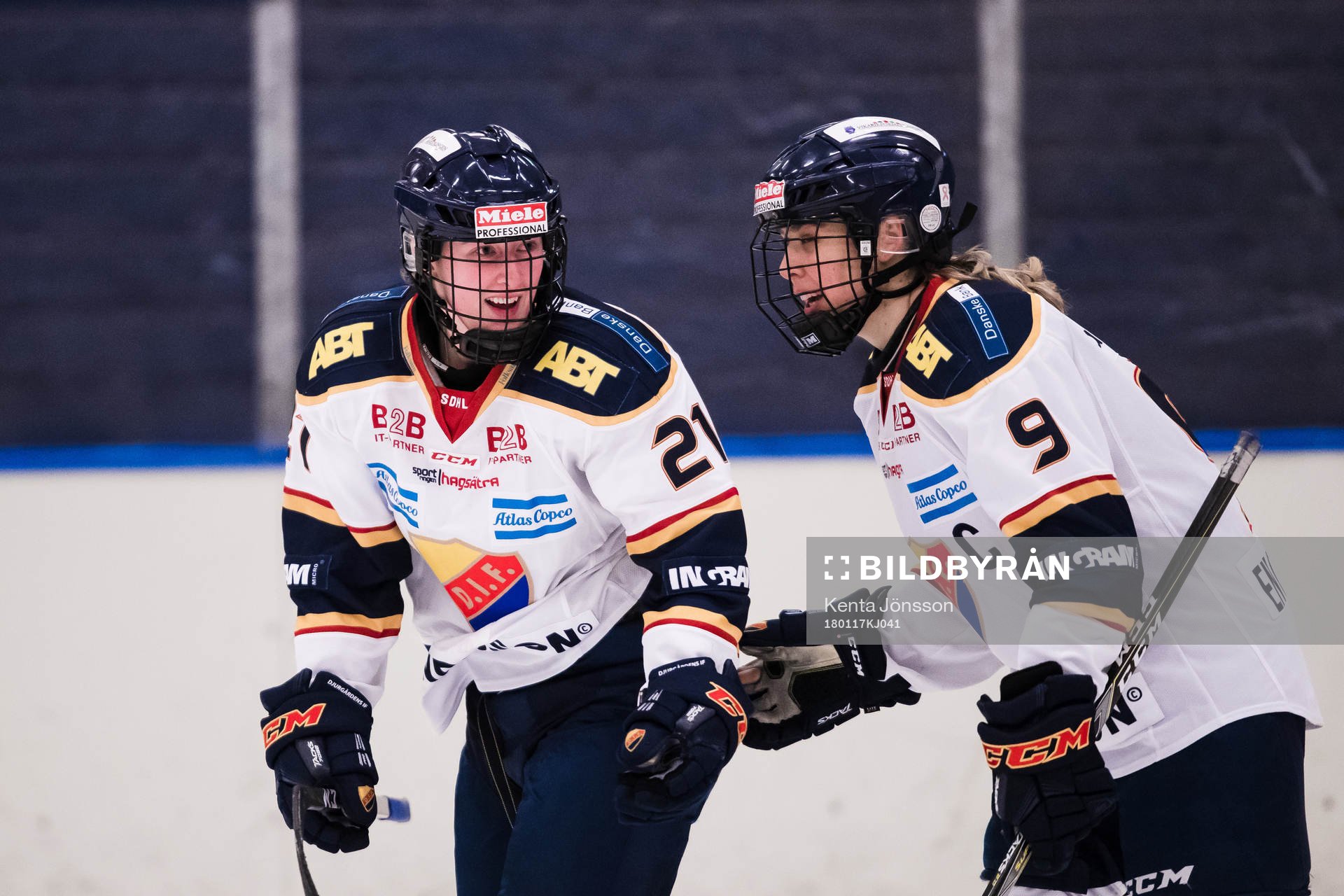 Djurgårdens Elin Johansson jublar med Molly Engstrom