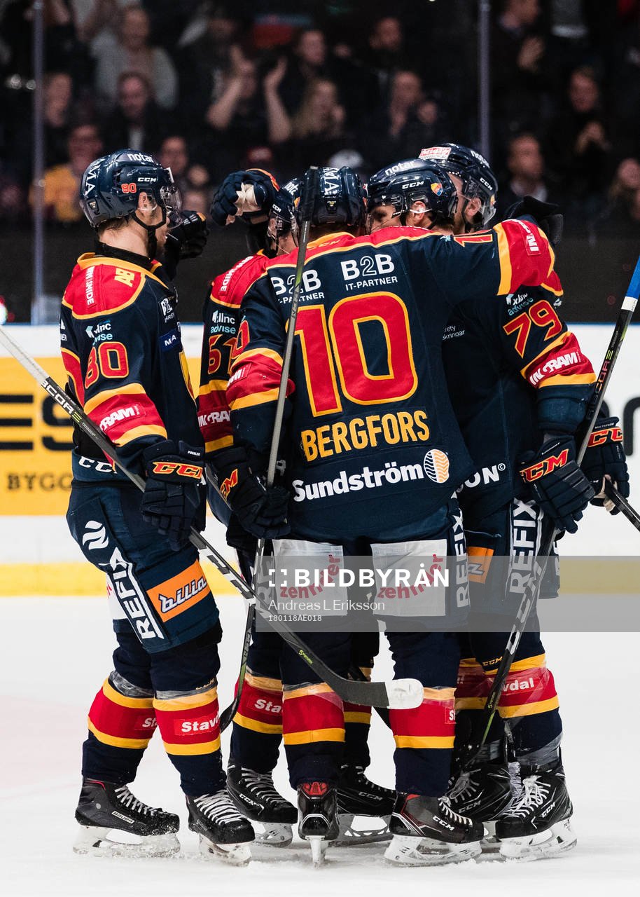 Djurgårdens Gustav Possler och Niclas Bergfors jublar