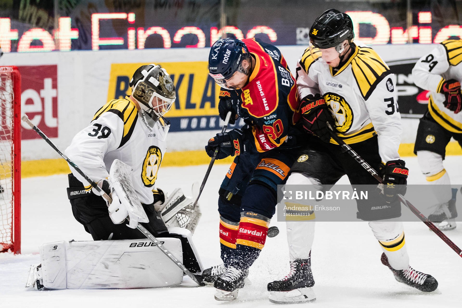 Djurgårdens Gustav Possler oroar framför Brynäs målvakt