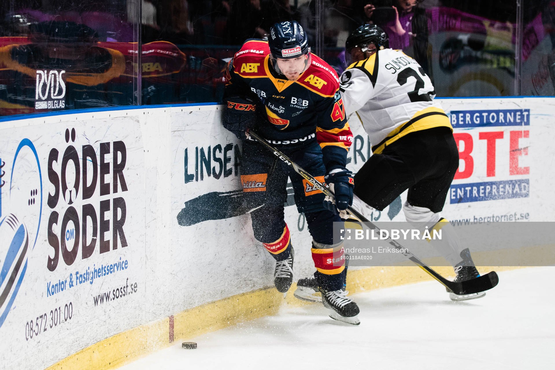 Djurgårdens Linus Johansson i kamp om pucken med Brynäs