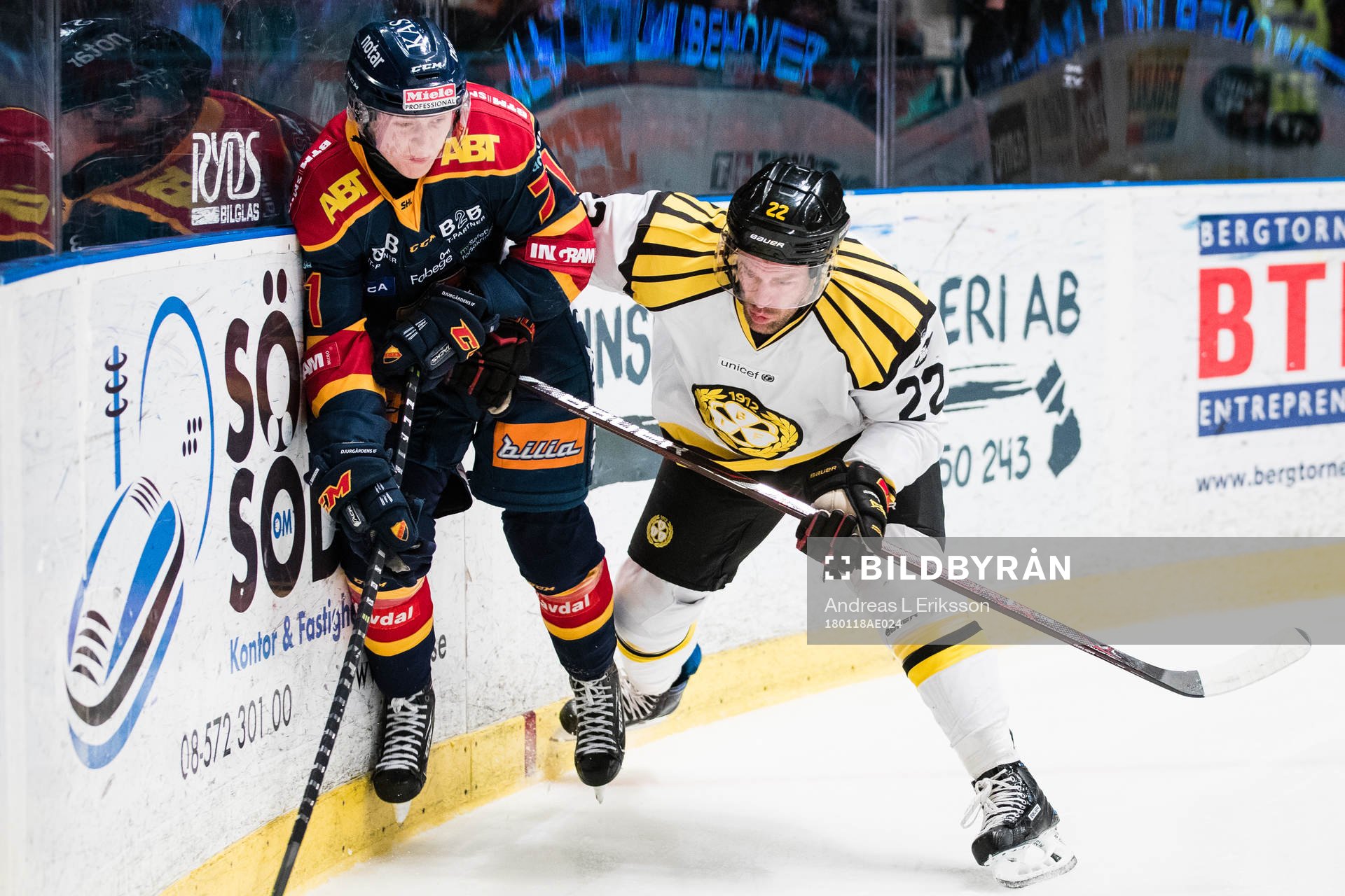 Djurgårdens Jonathan Davidsson i en nrkamp med Brynäs