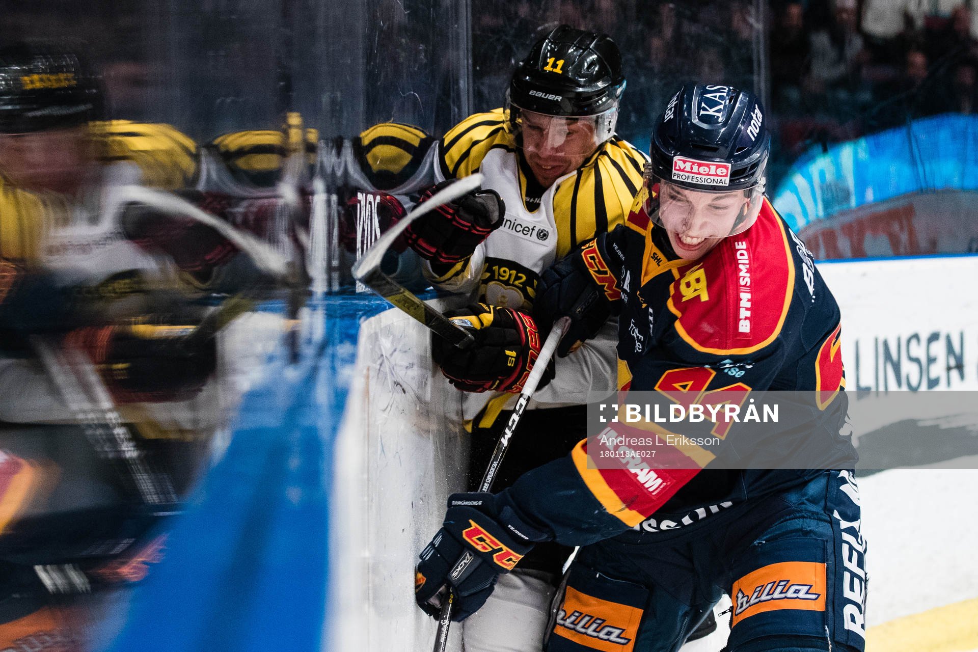 Brynäs Kevin Clark i kamp om pucken med Djurgårdens Lukas