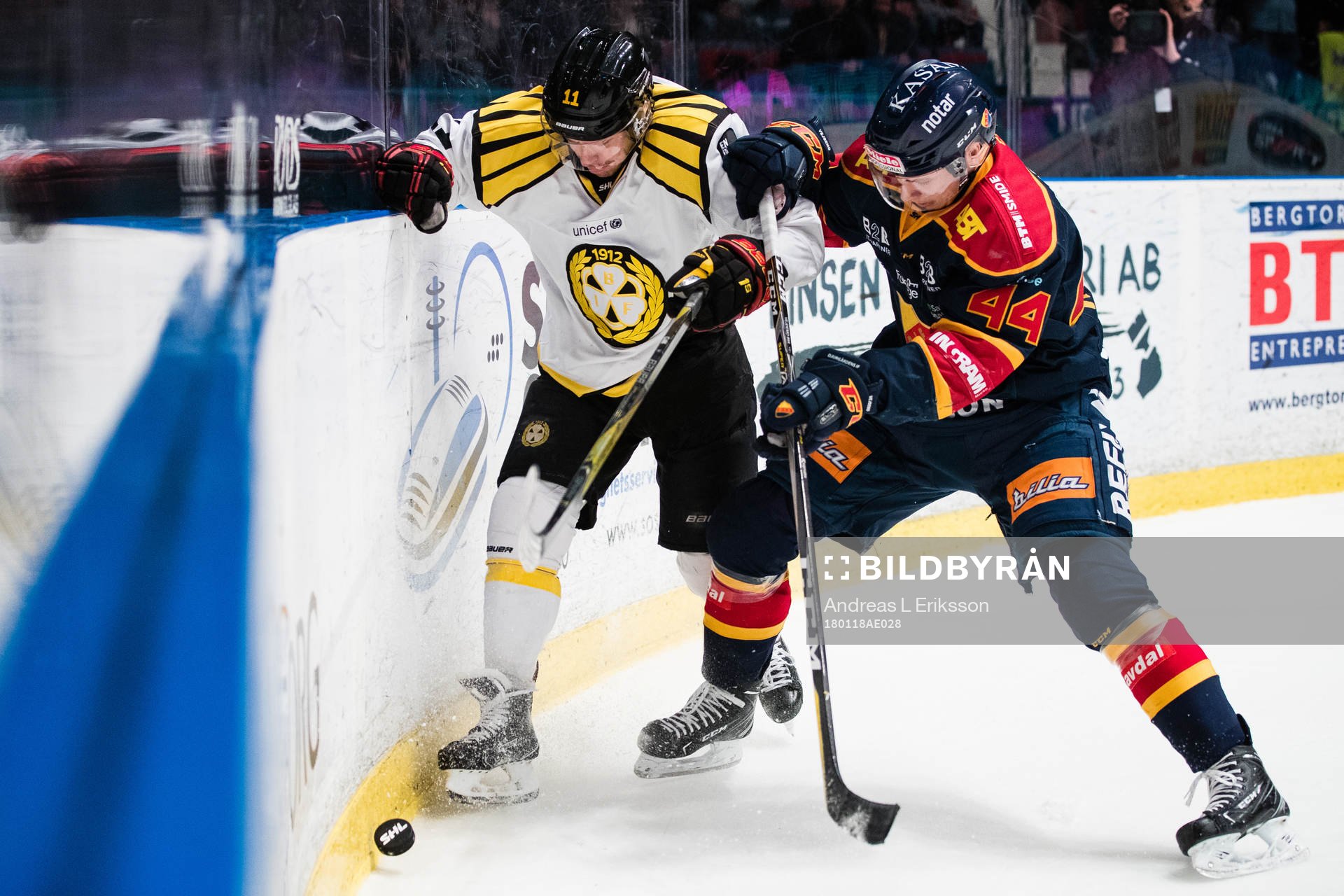 Brynäs Kevin Clark i kamp om pucken med Djurgårdens Lukas