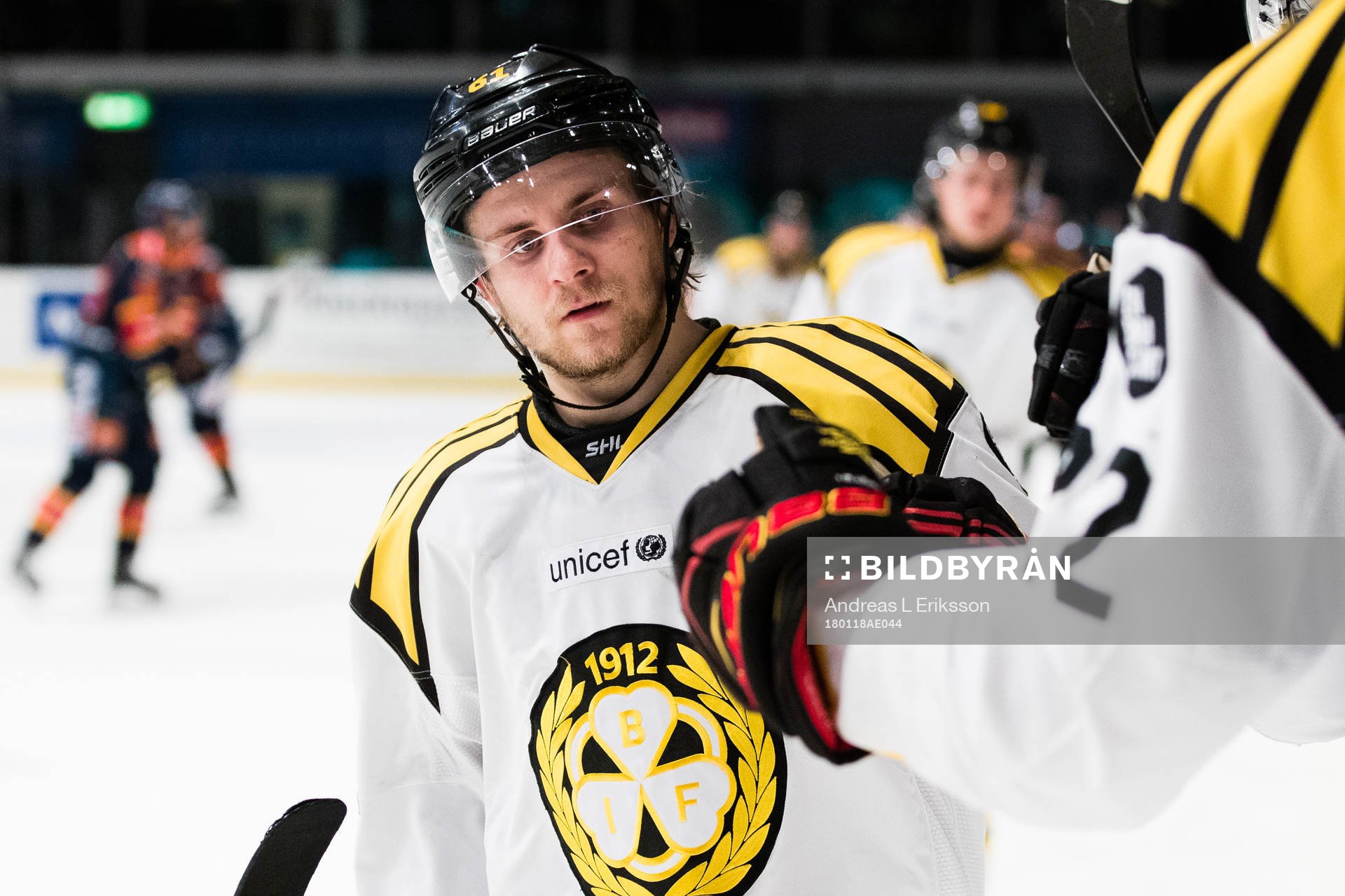 Brynäs Juuso Ikonen gratuleras av sina lagkamrater till